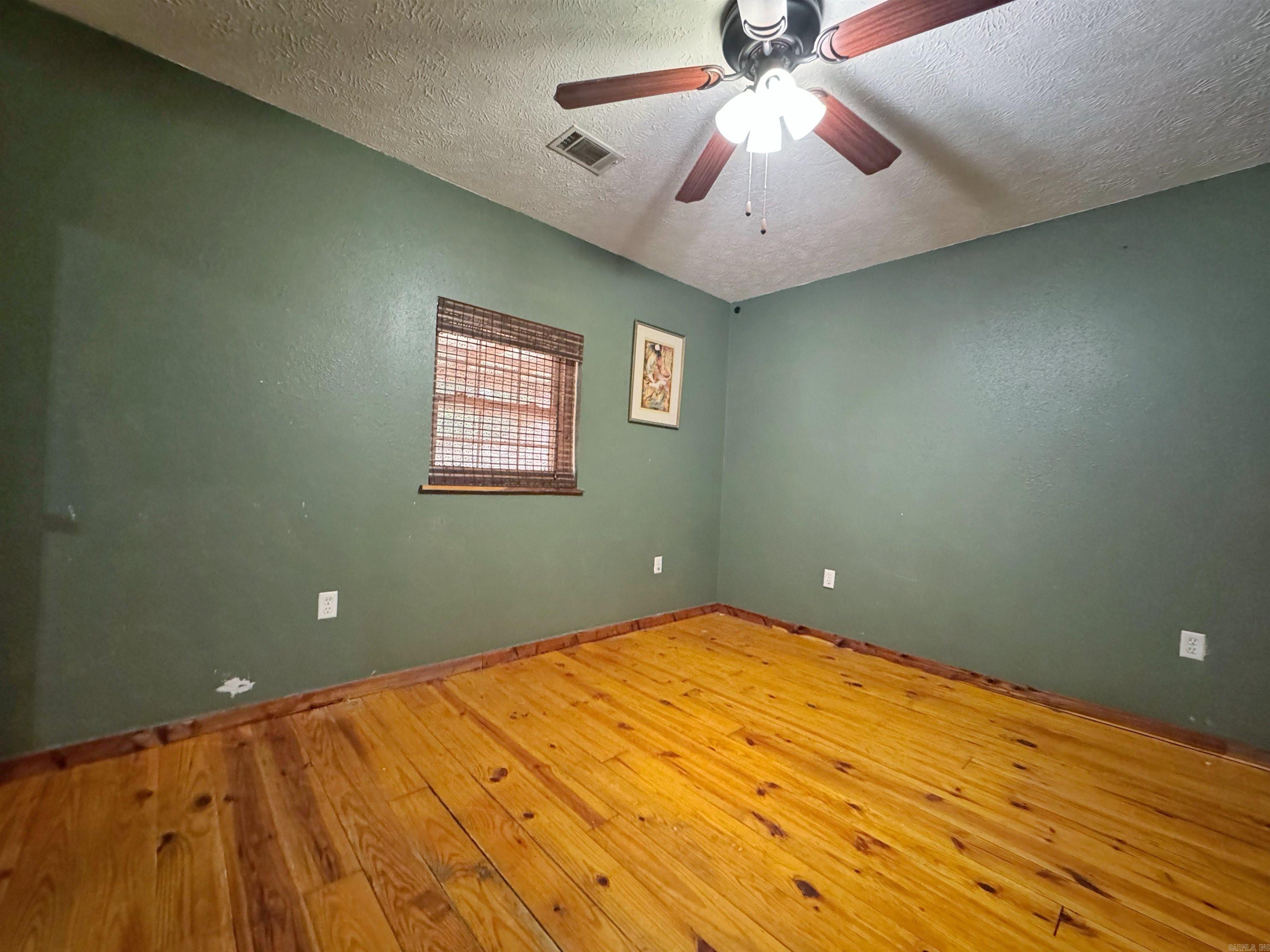 1057 Henderson  Clinton, AR