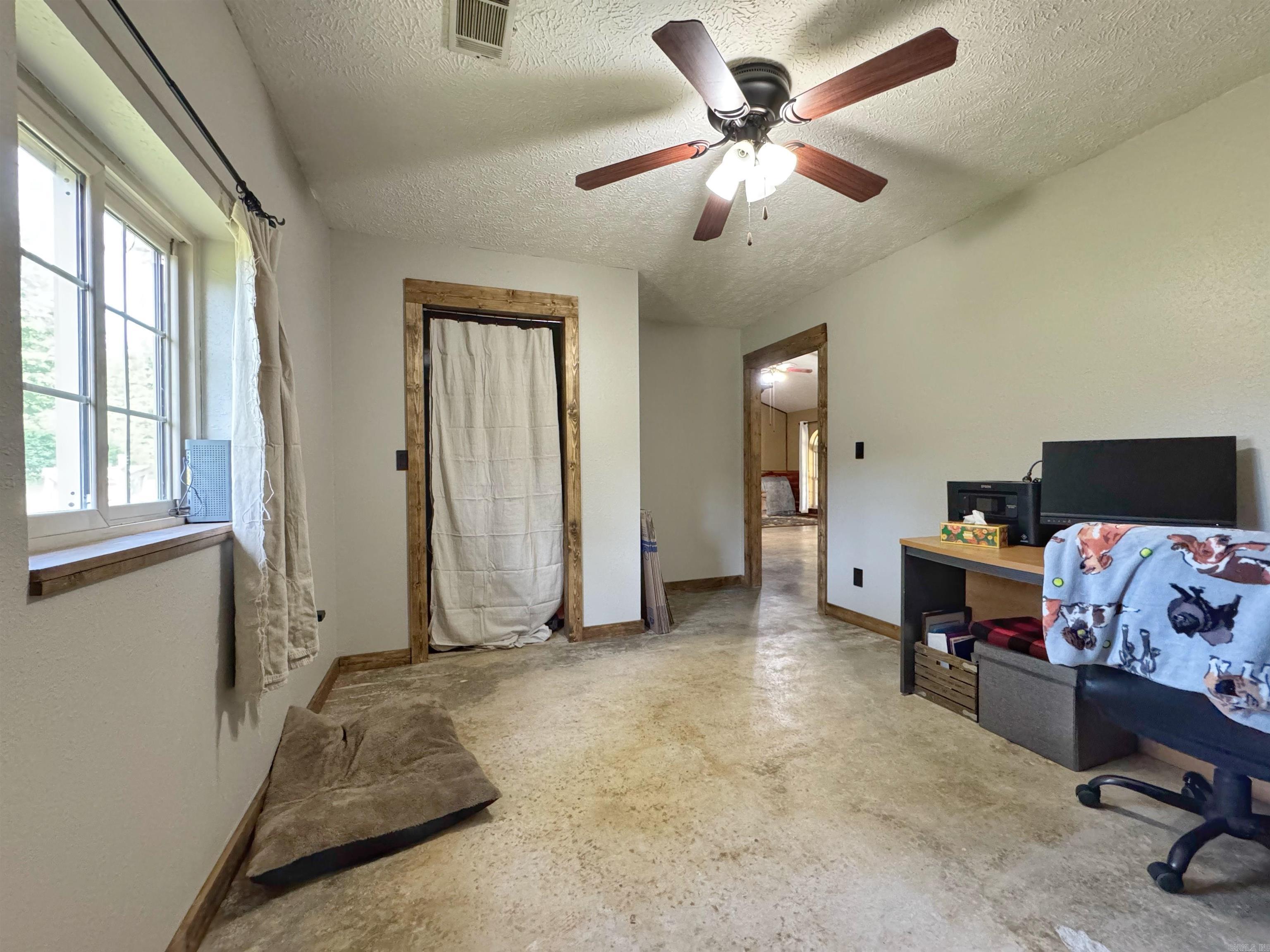 1057 Henderson  Clinton, AR