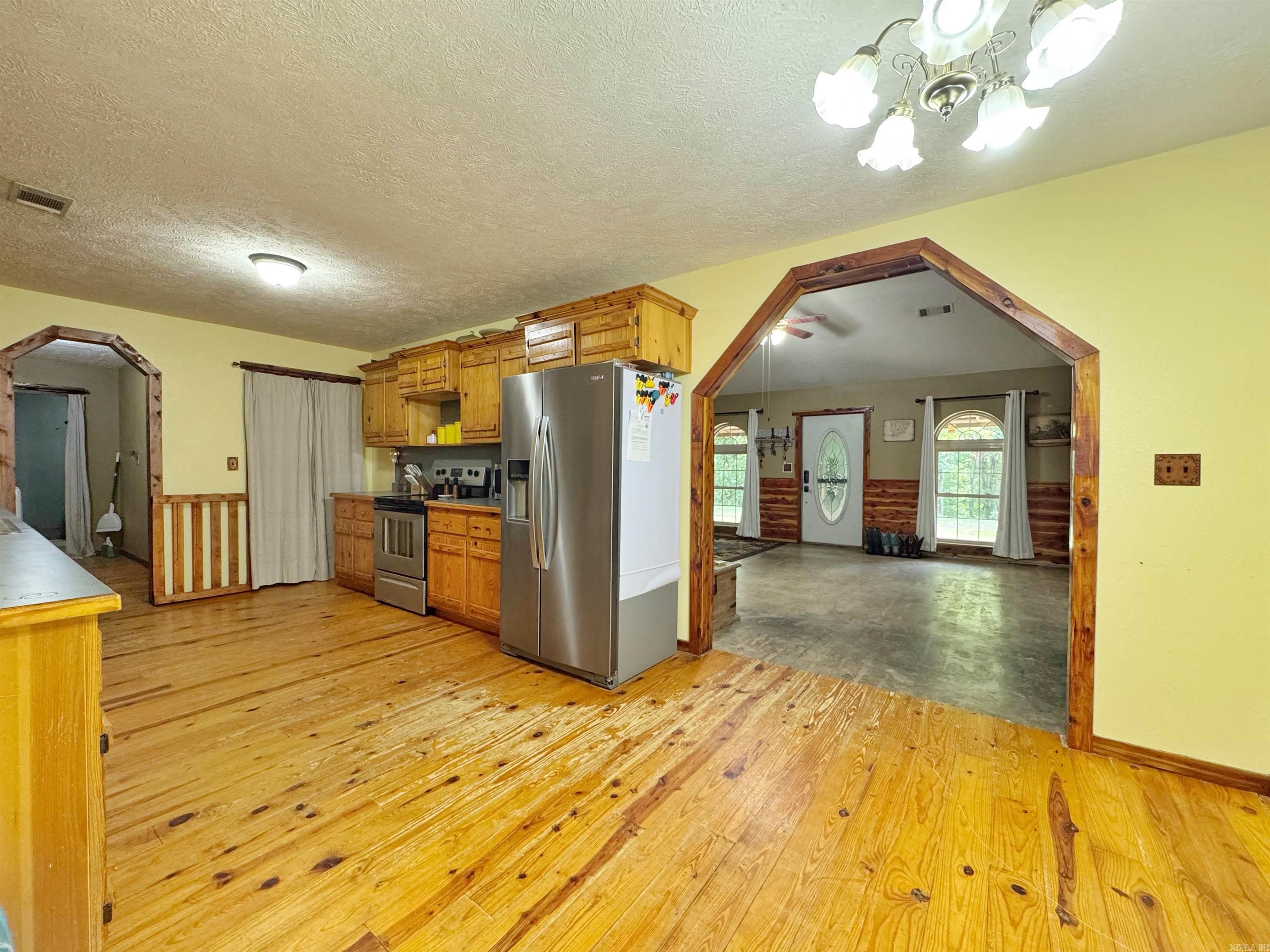 1057 Henderson  Clinton, AR