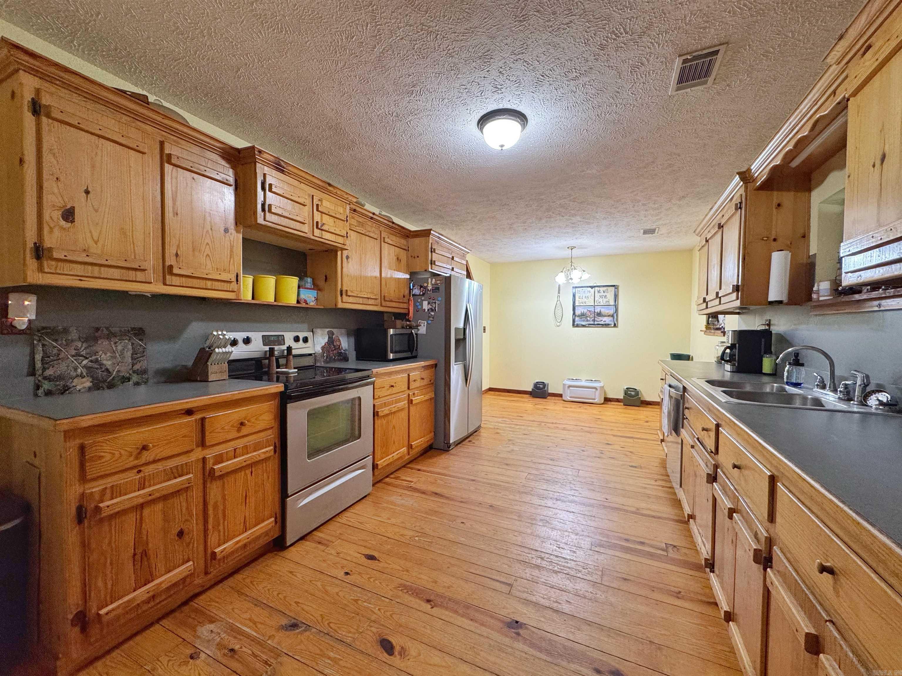 1057 Henderson  Clinton, AR