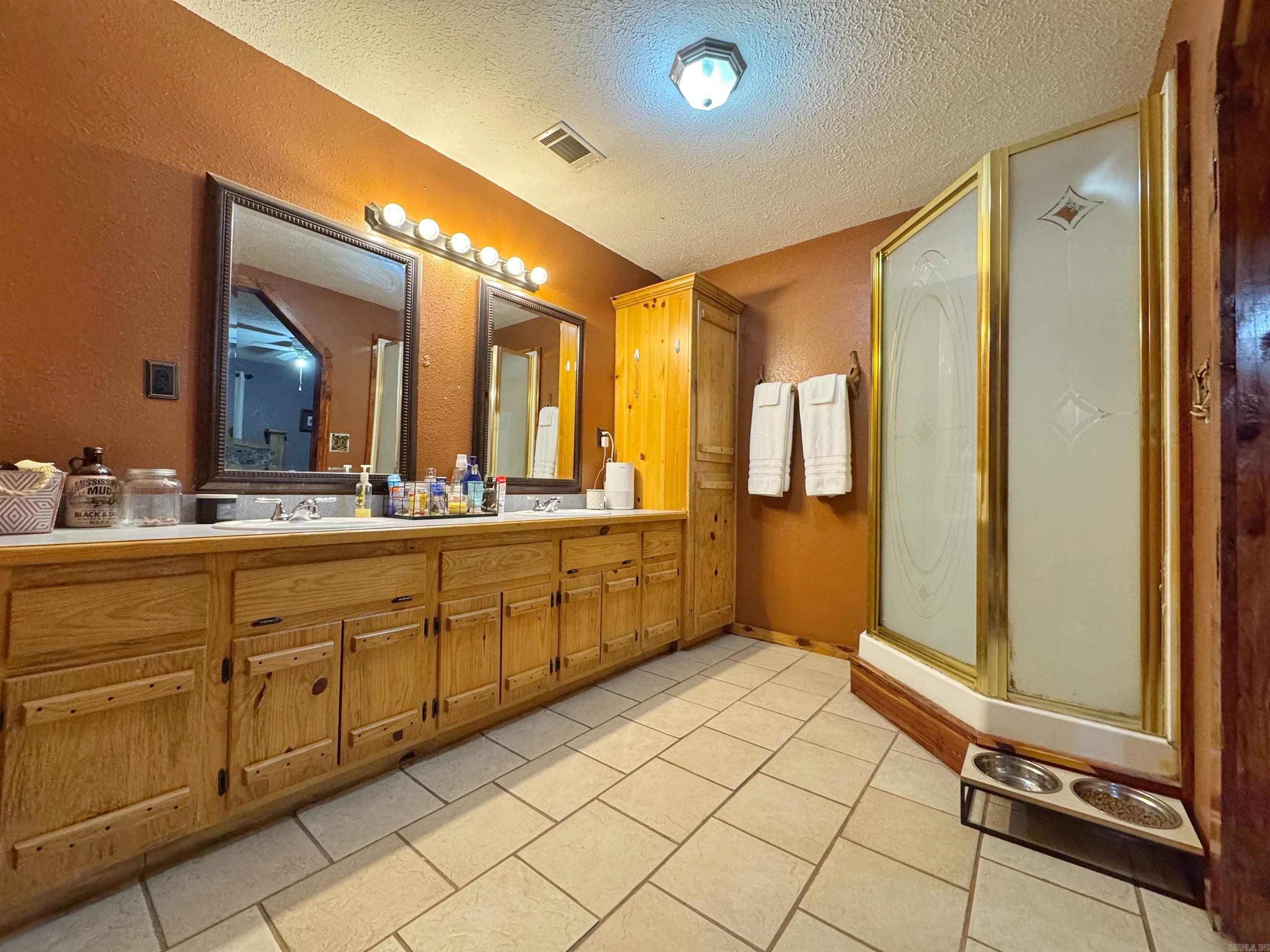1057 Henderson  Clinton, AR