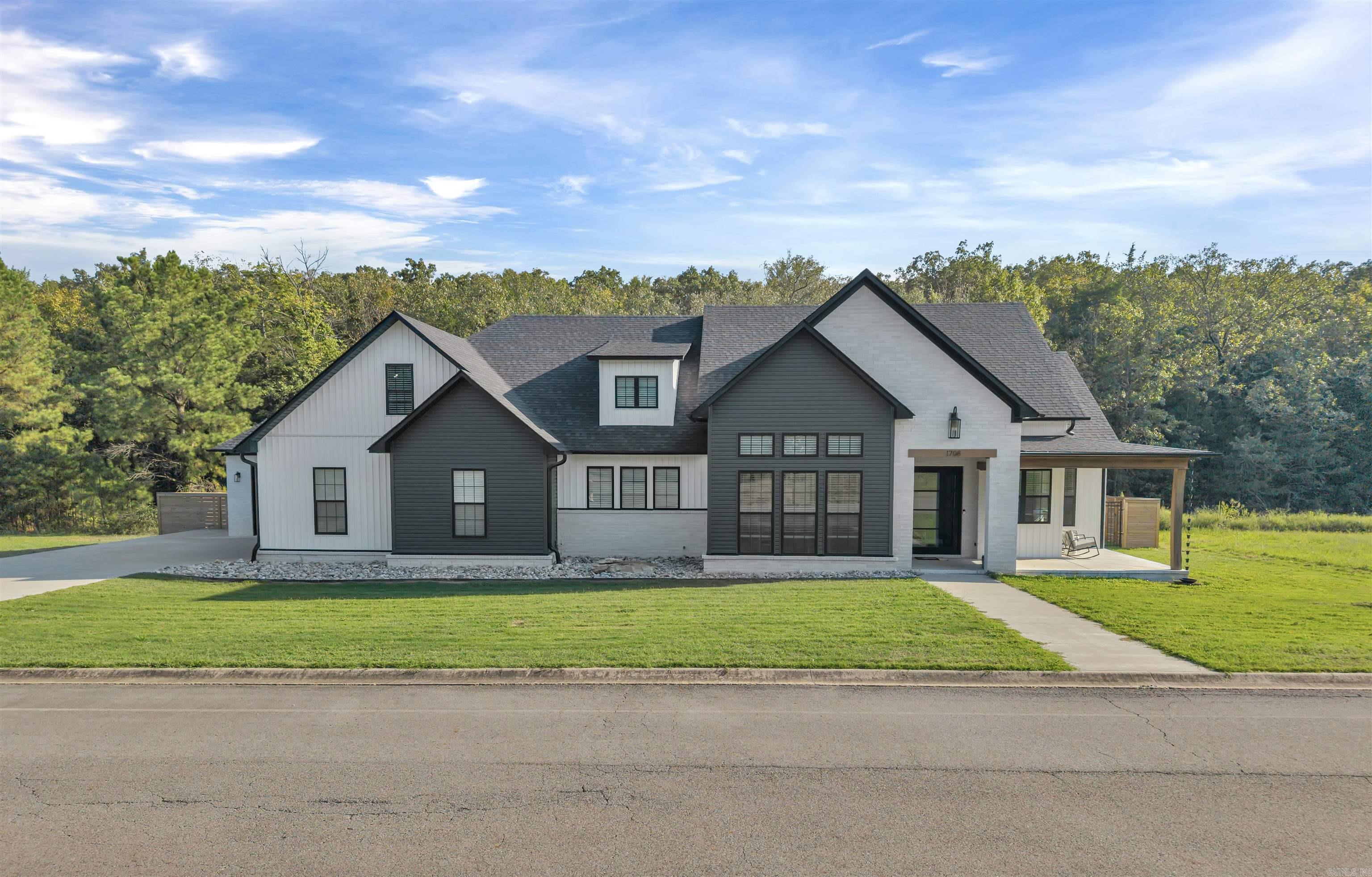 1708 E Holloway  Morrilton, AR