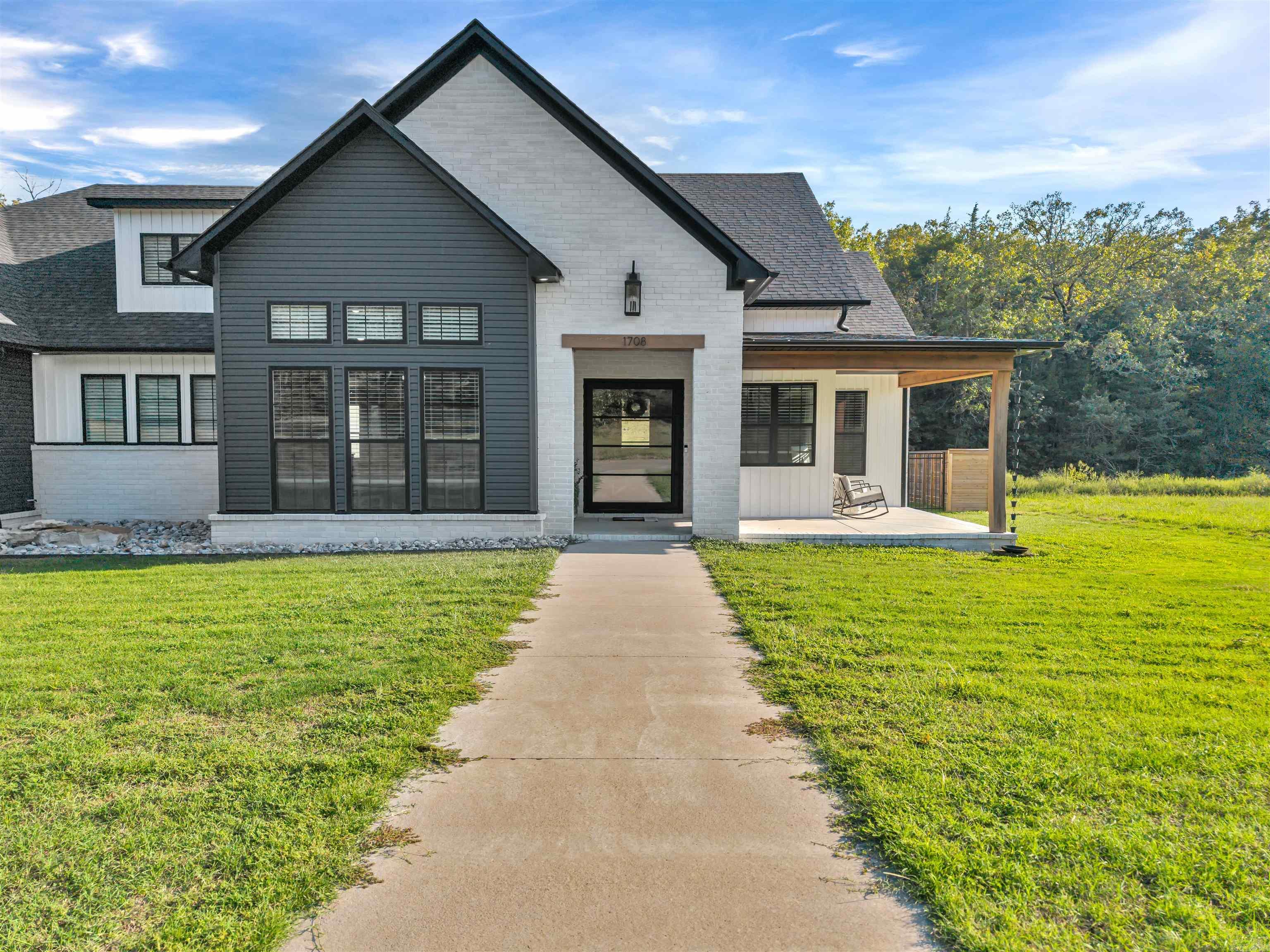 1708 E Holloway  Morrilton, AR