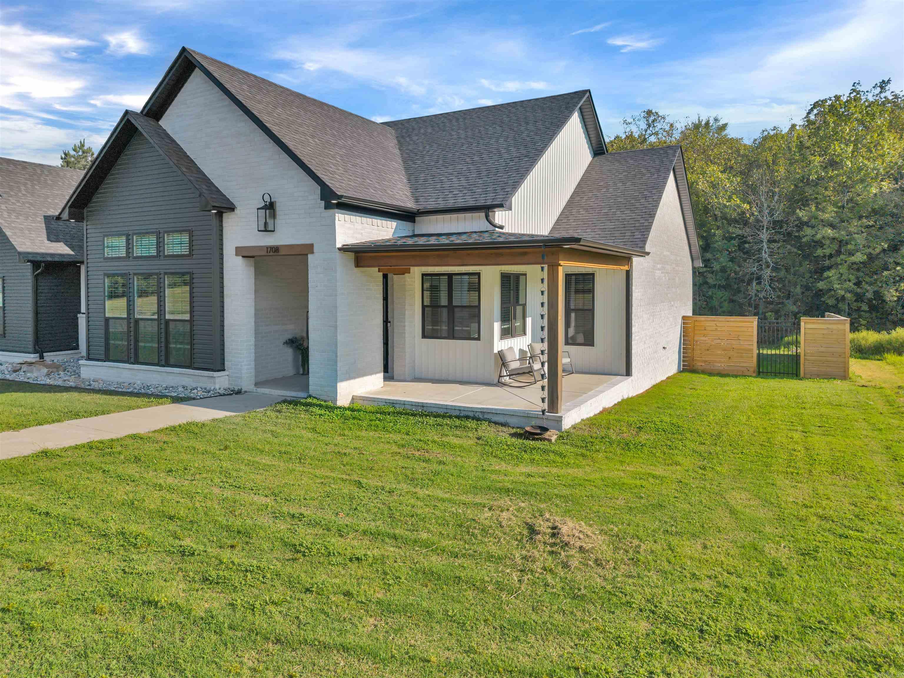 1708 E Holloway  Morrilton, AR
