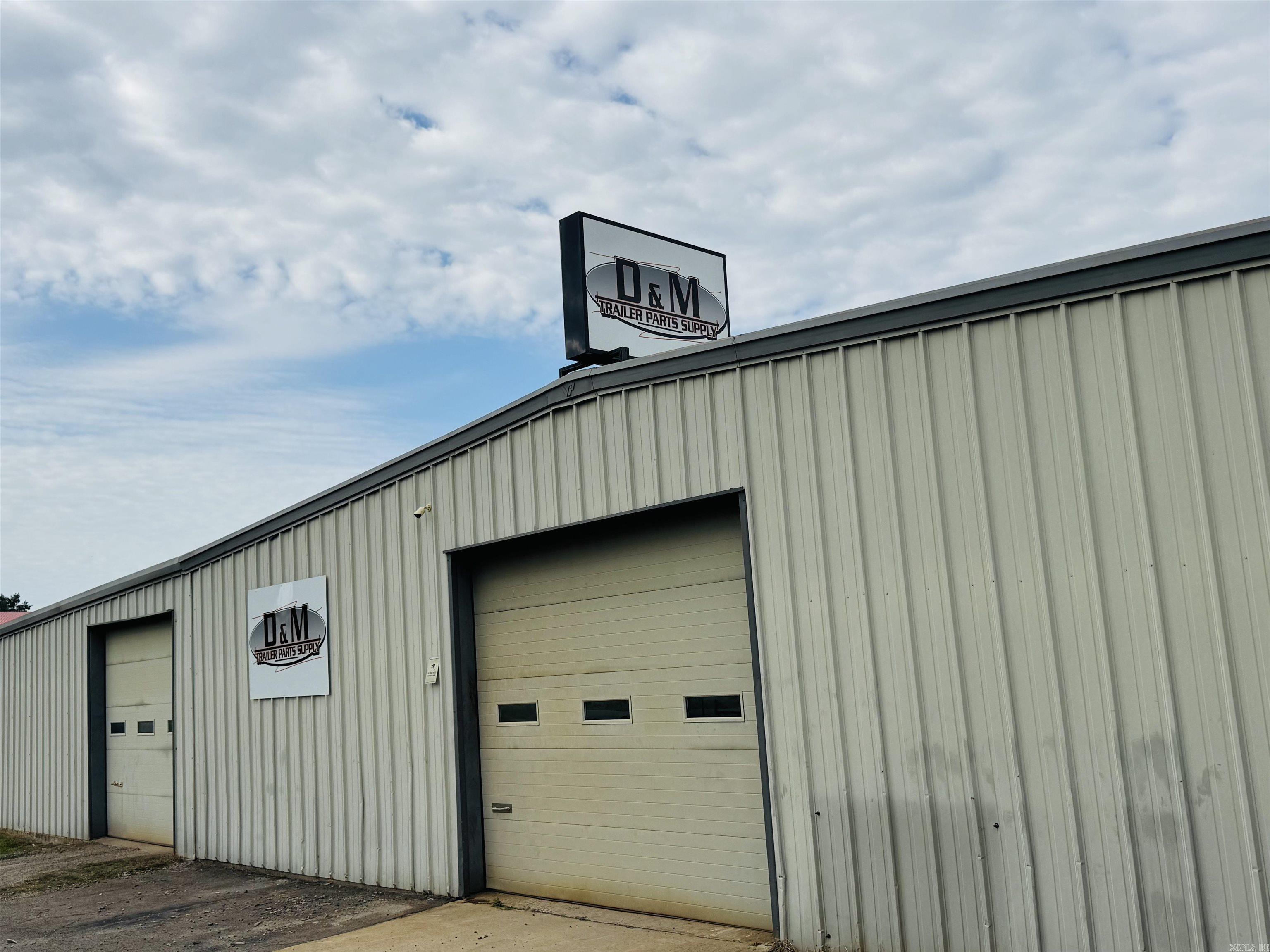11 N College  Vilonia, AR