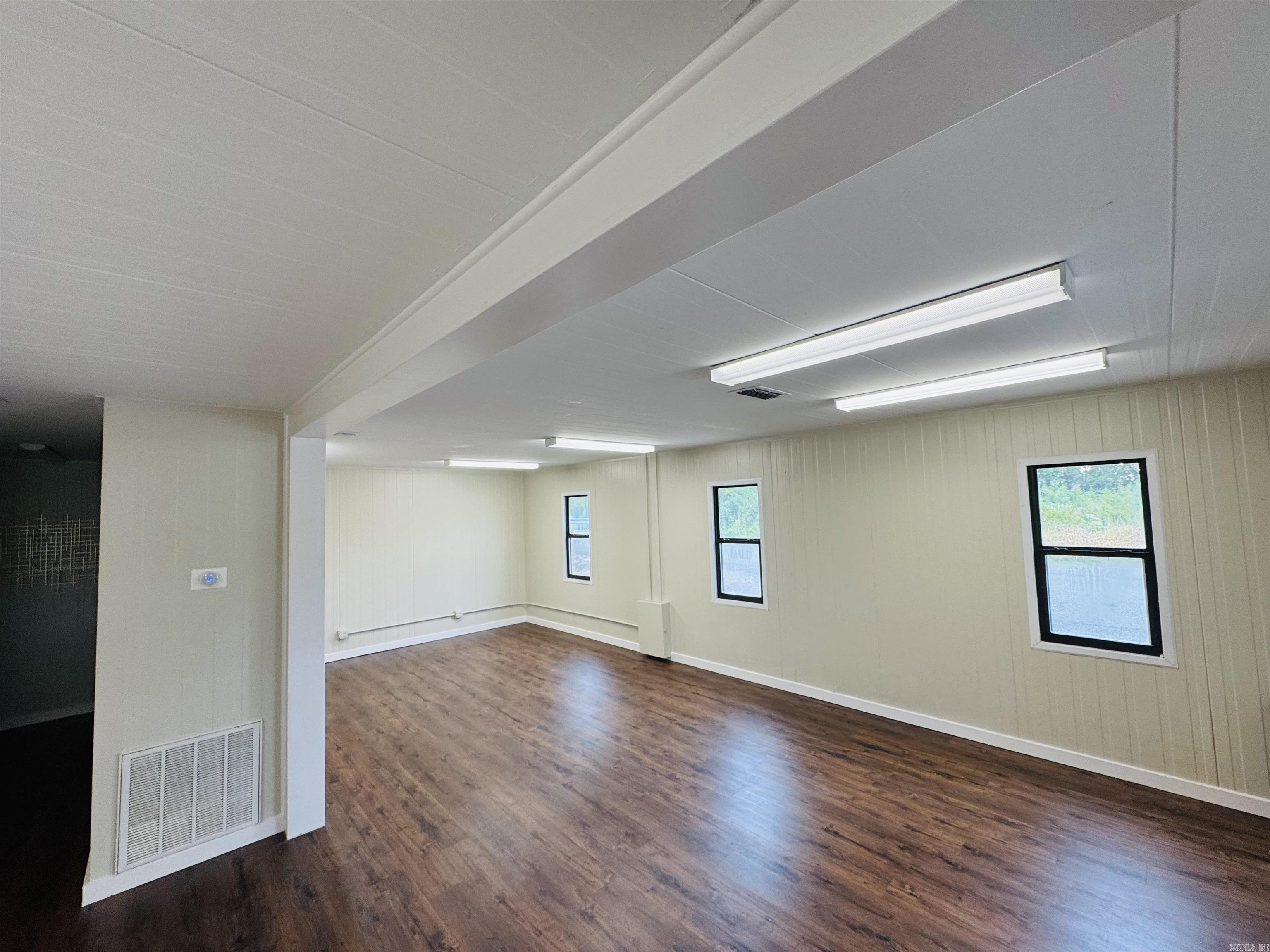 11 N College  Vilonia, AR
