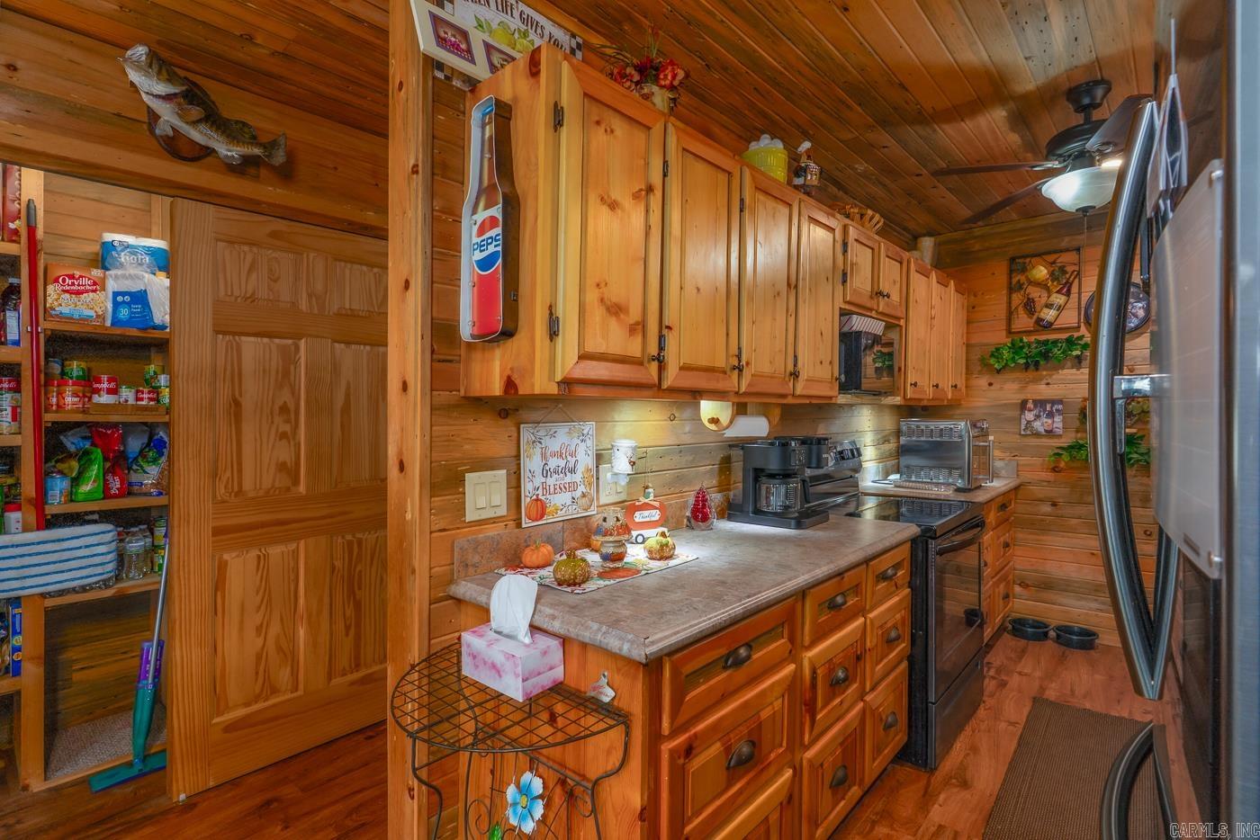 21 W Lakeshore Dr  Highland, AR