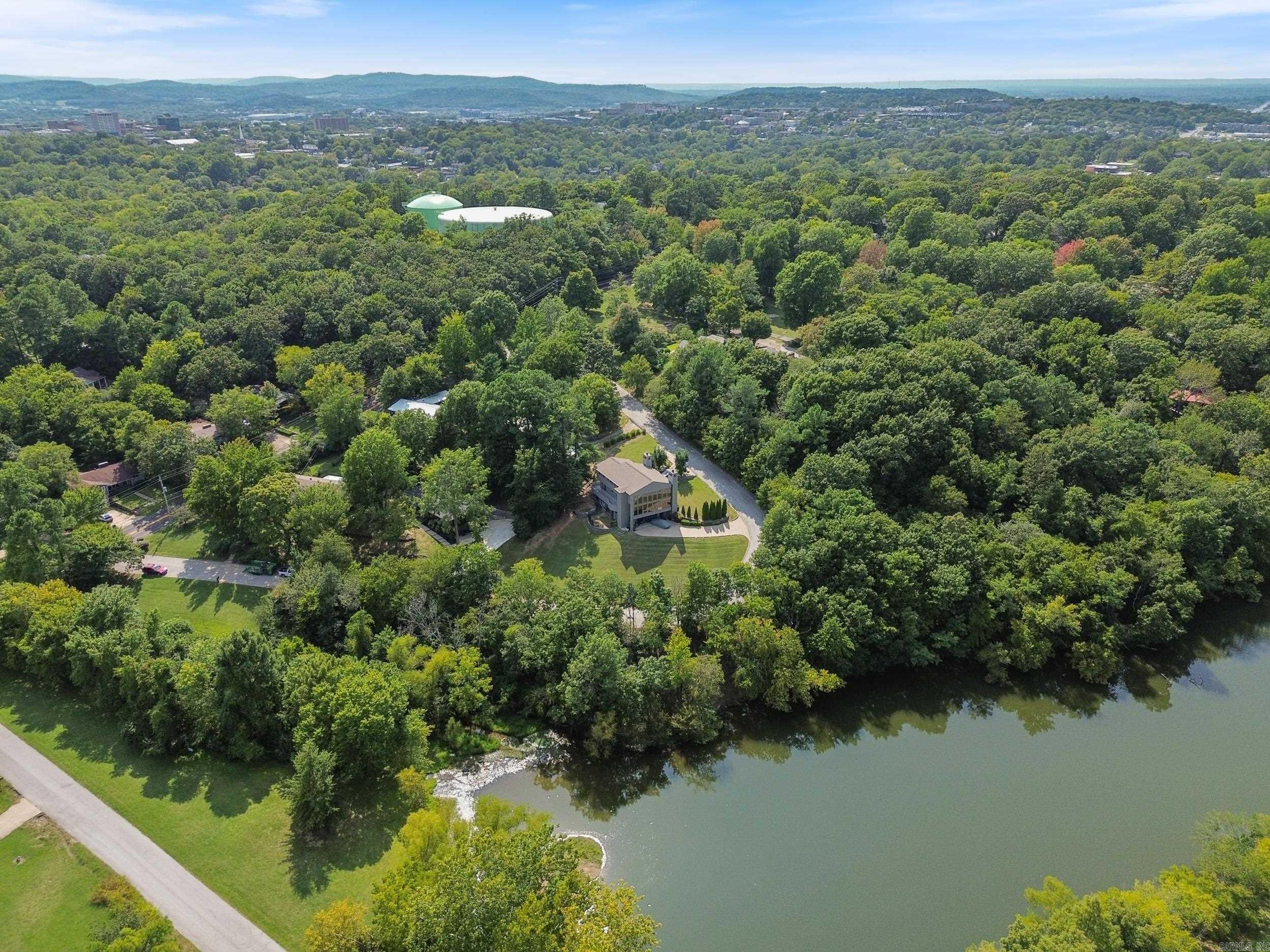 1140 E Lakefront Drive  Fayetteville, AR