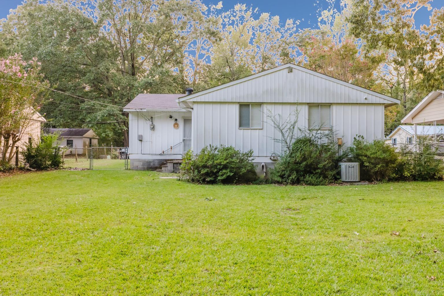 721 Edgehill Dr  Benton, AR