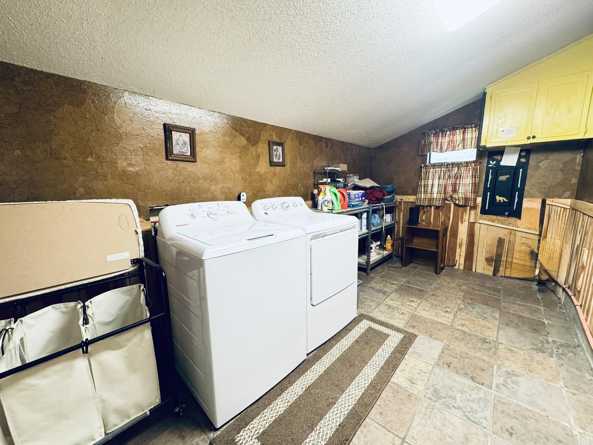 858 N Riverview  Mountain View, AR