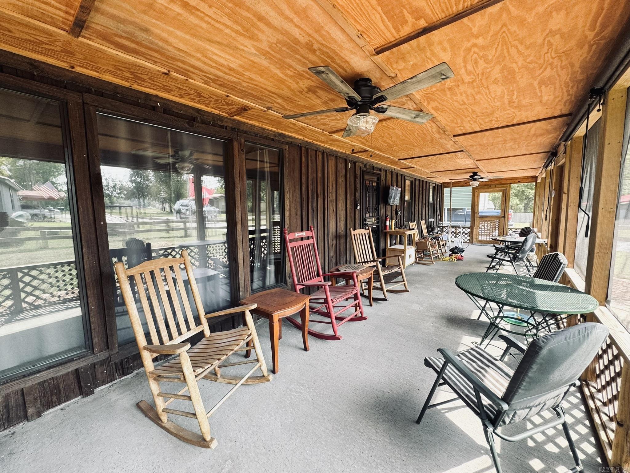 858 N Riverview  Mountain View, AR