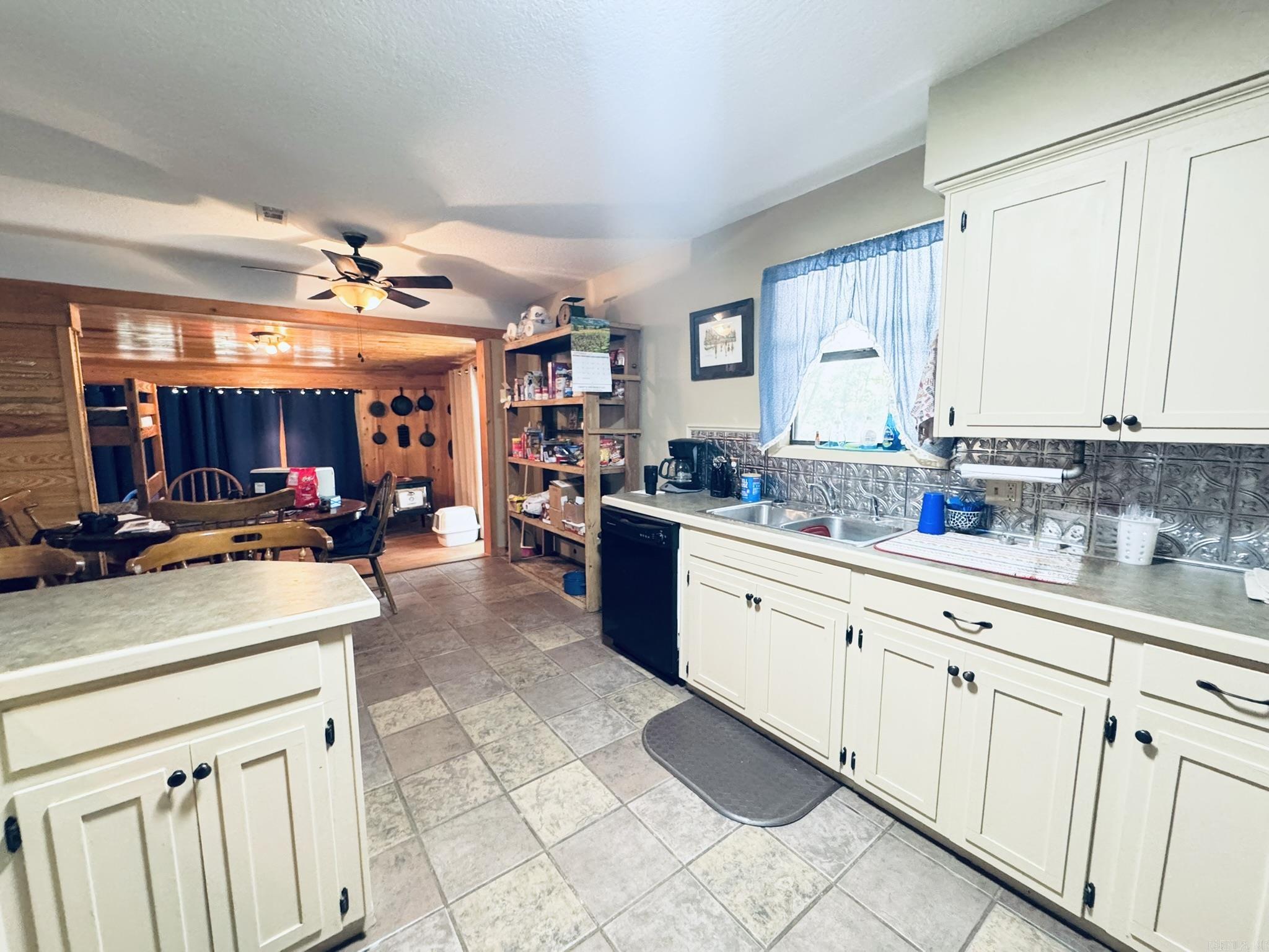858 N Riverview  Mountain View, AR