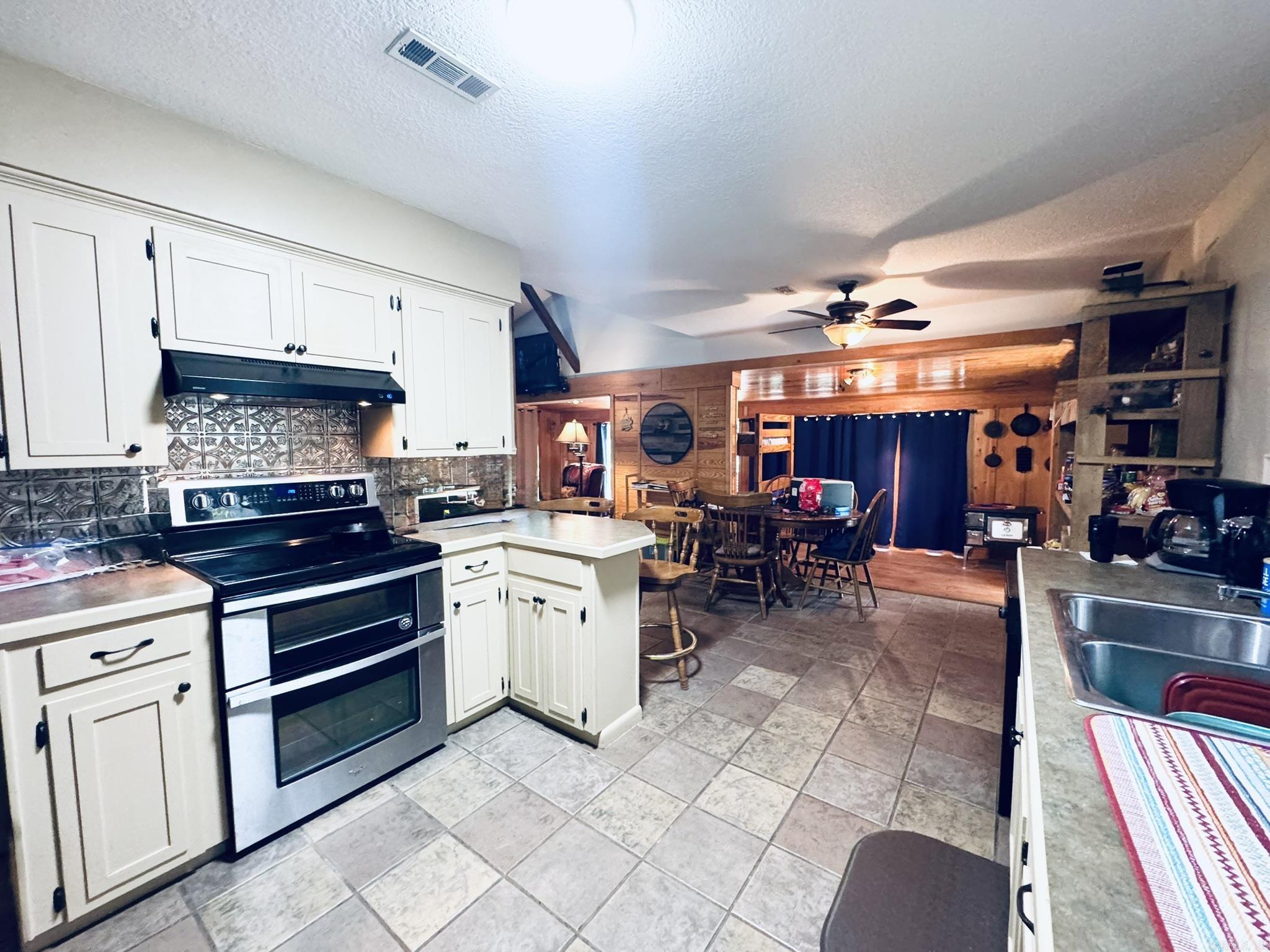 858 N Riverview  Mountain View, AR