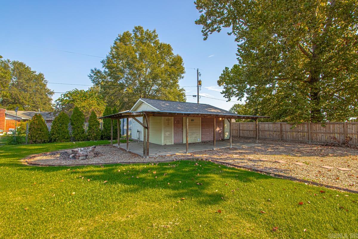 1202 E 4th  Carlisle, AR