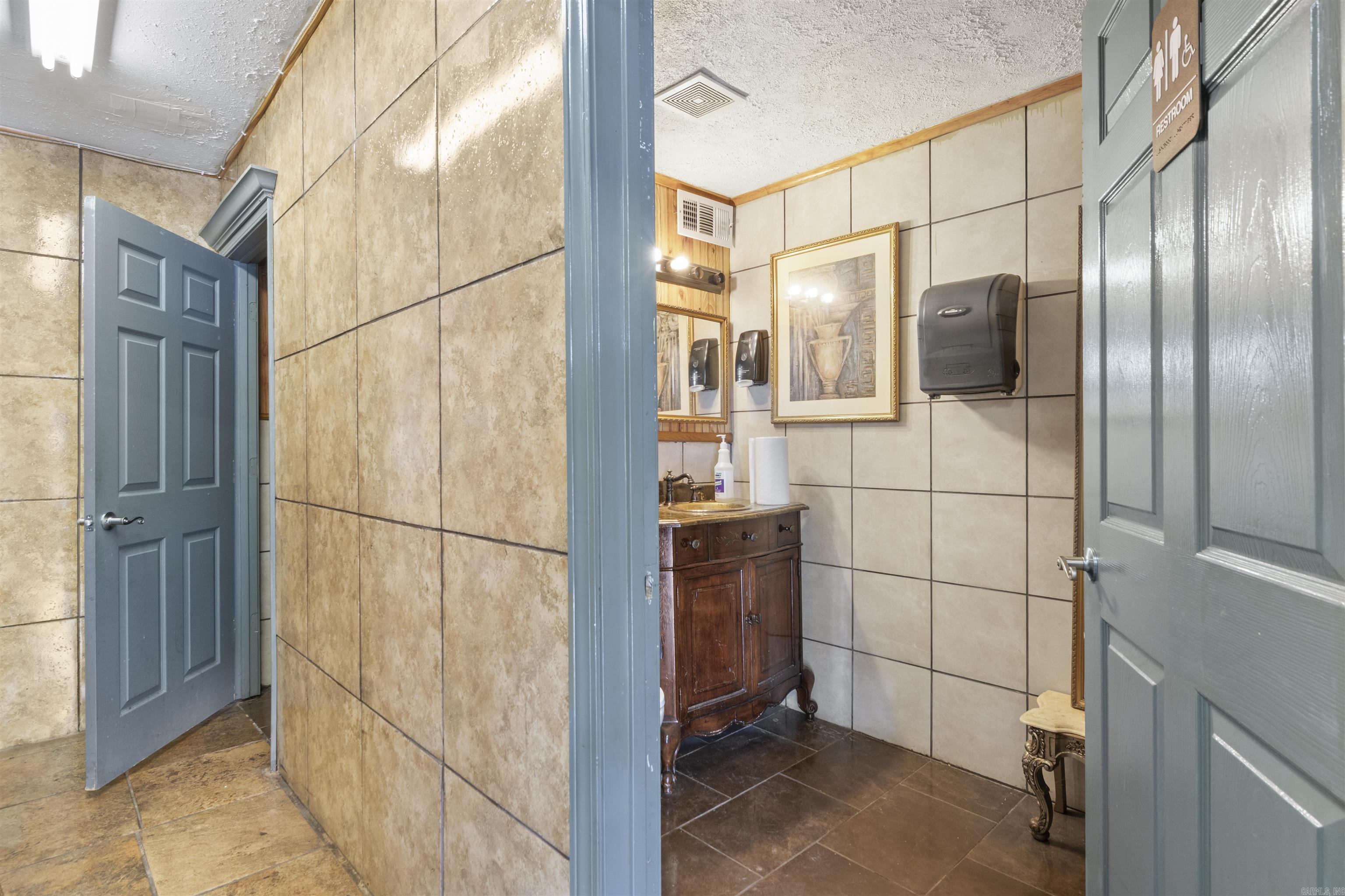 2221 E Broadway  North Little Rock, AR