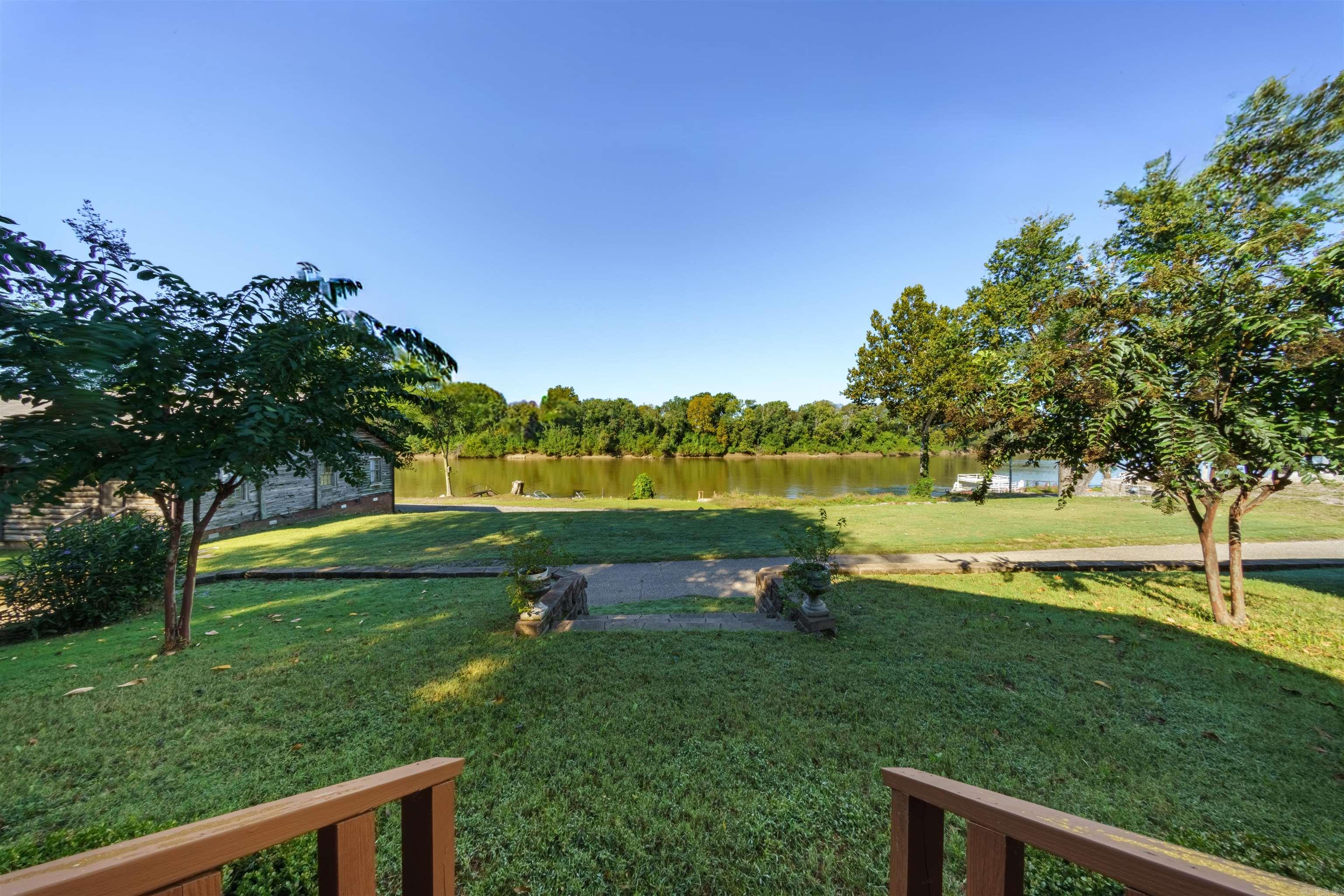 213 S 1st  Augusta, AR