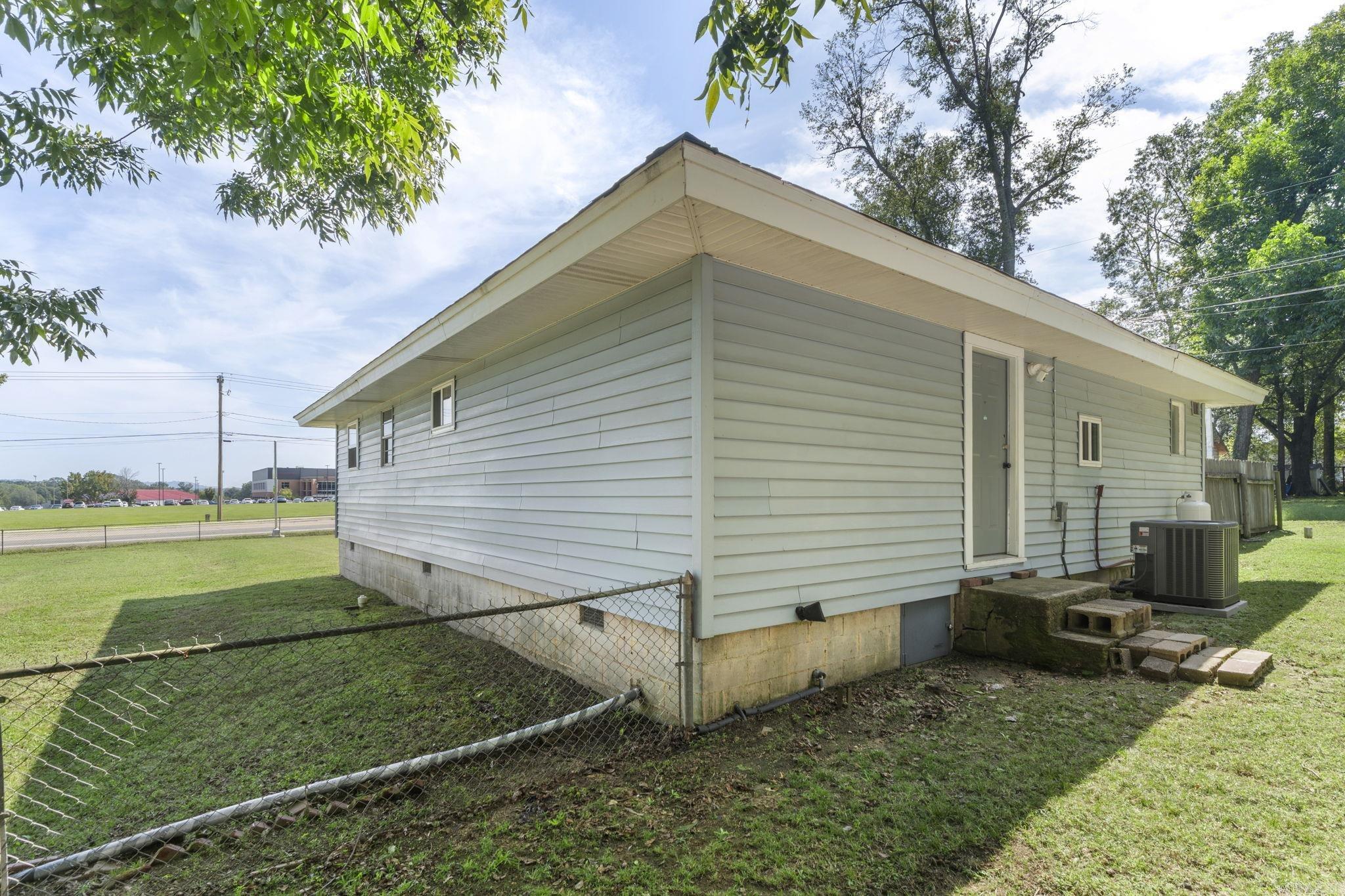 1908 S Knoxville  Russellville, AR