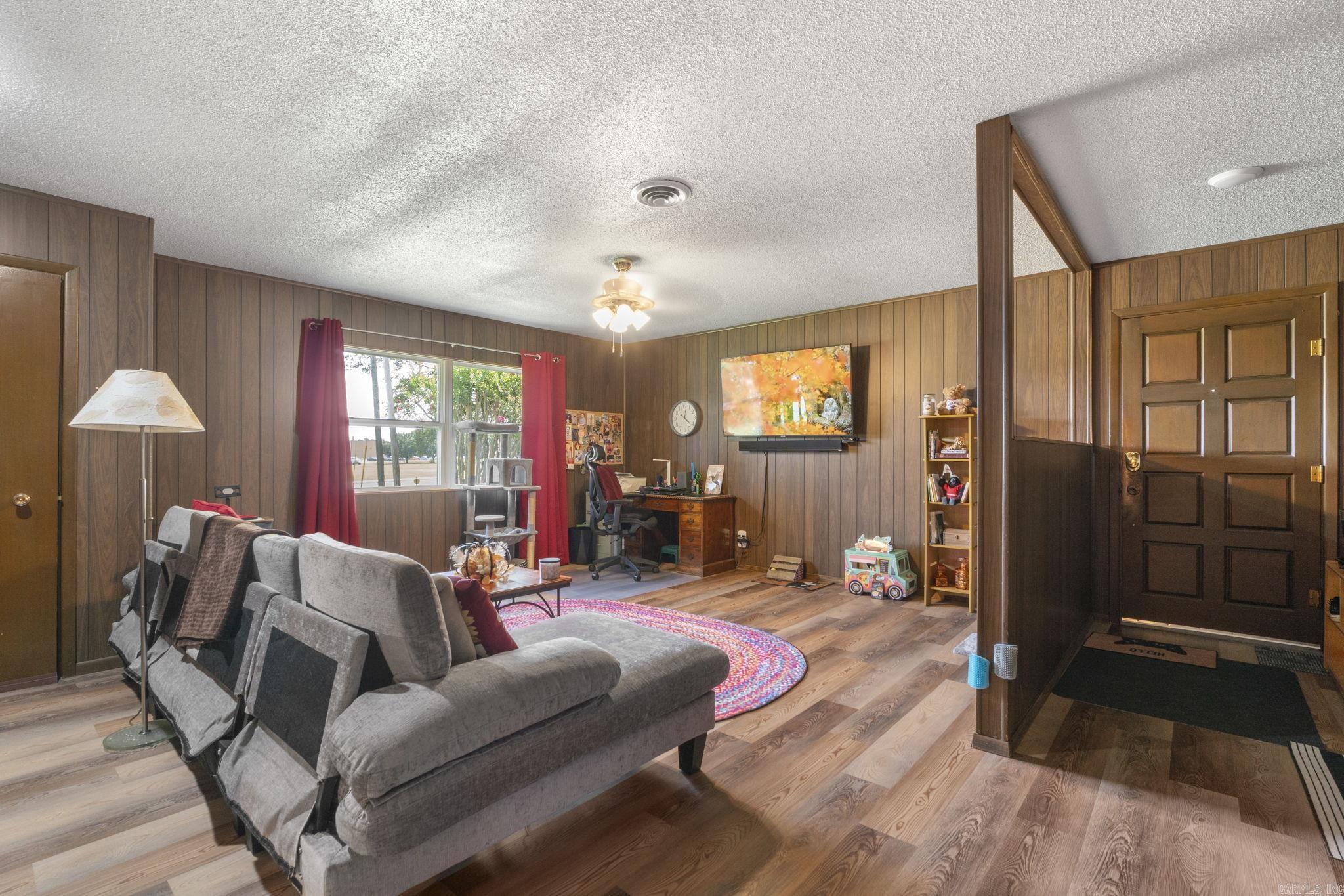 1908 S Knoxville  Russellville, AR