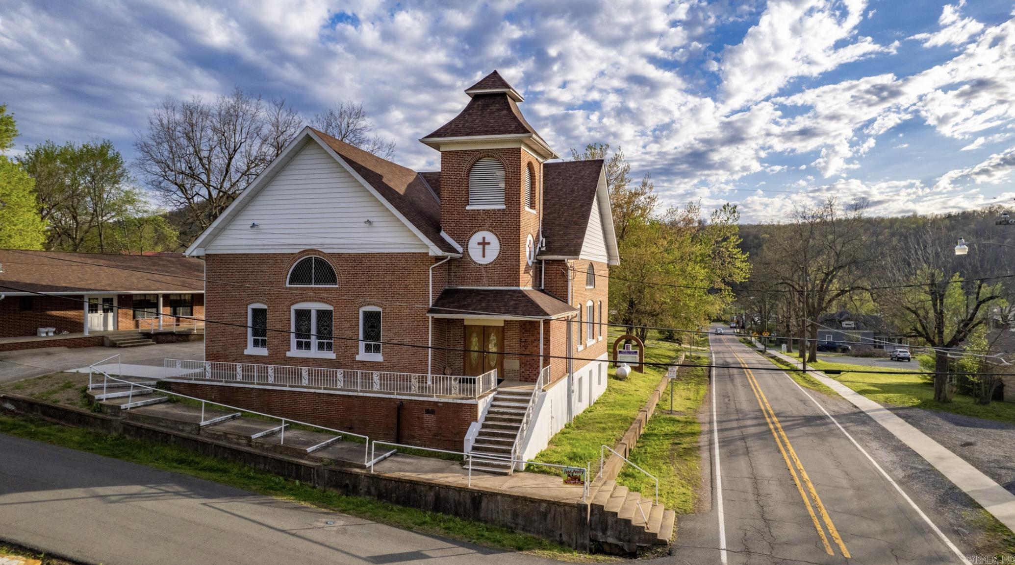 211 Oak Street  Leslie, AR