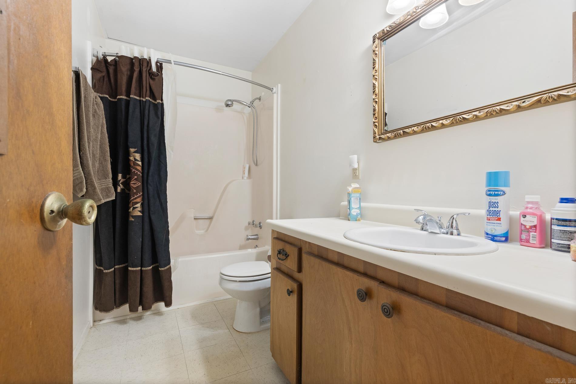 105 E Division  Yellville, AR