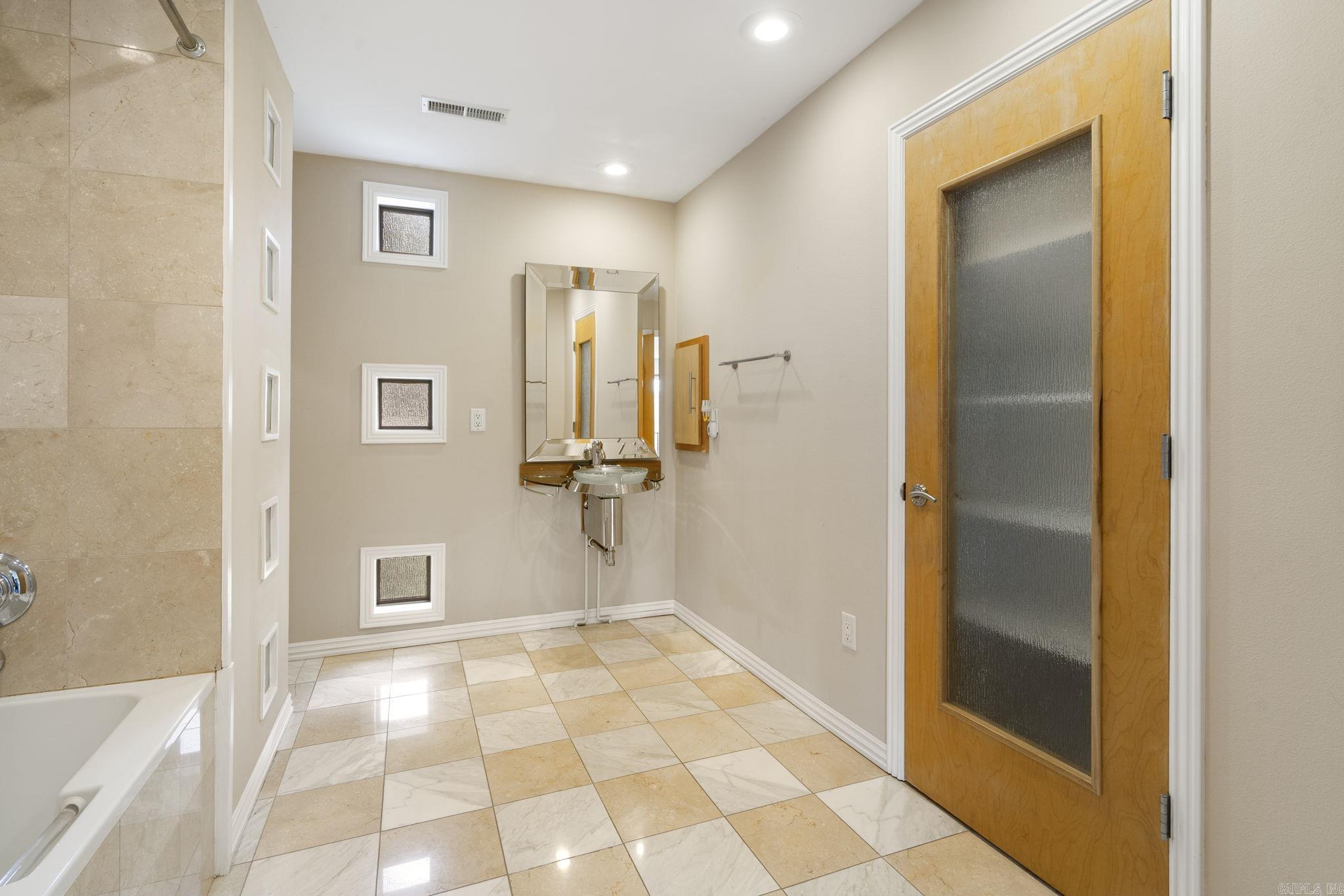 1140 E Lakefront Drive  Fayetteville, AR