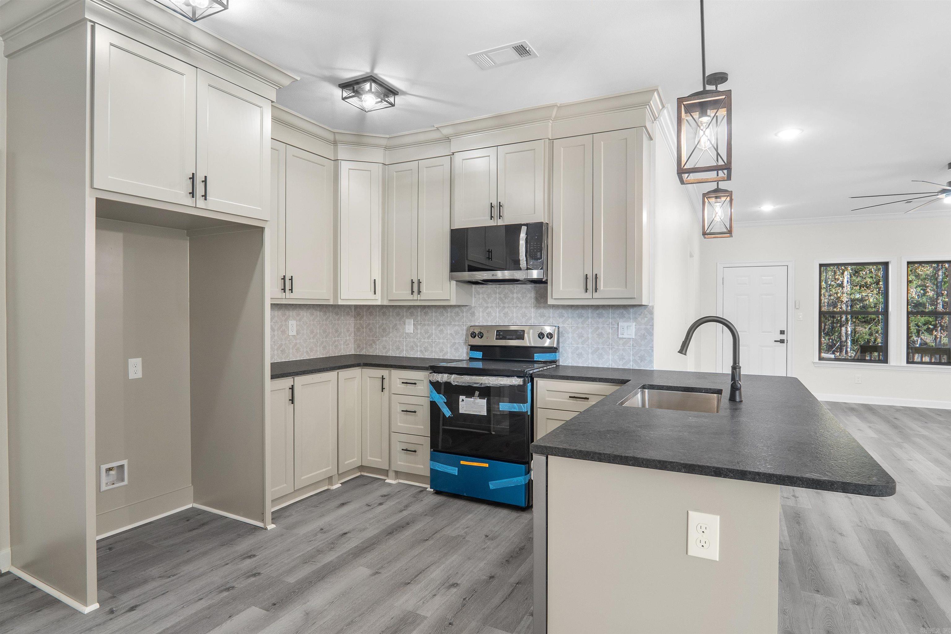 506 Madaleine  Austin, AR