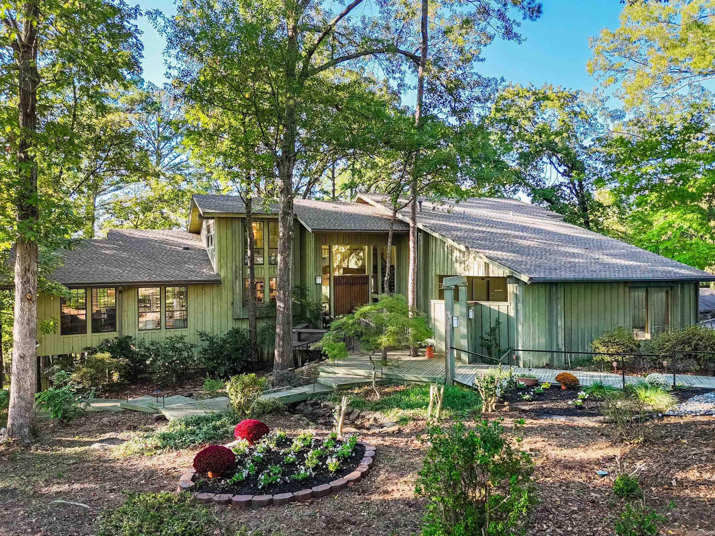 4 Briarwood Ln