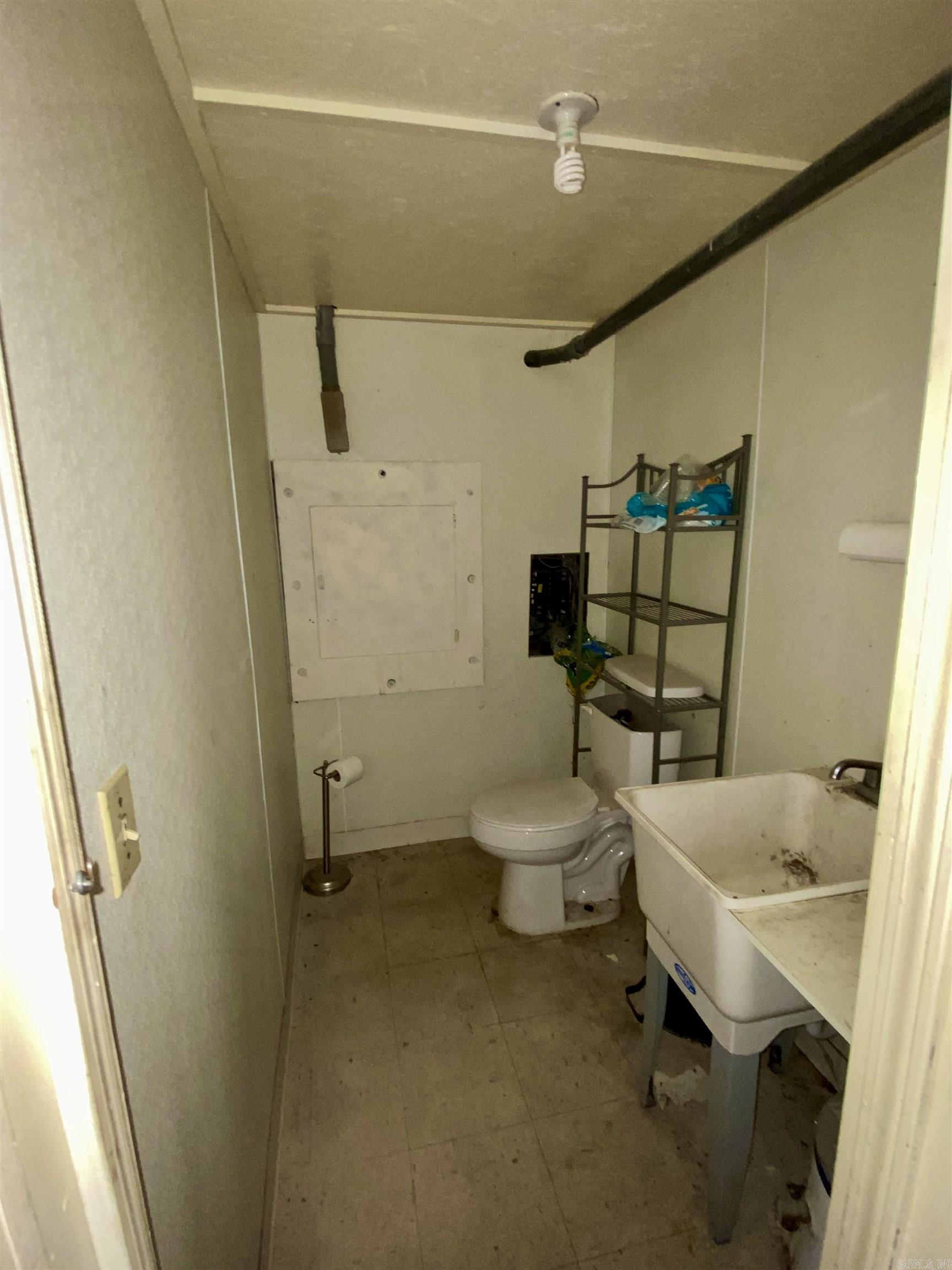 1413 E Main Street (#13 & 16 & 17 Hanger)  Clarksville, AR