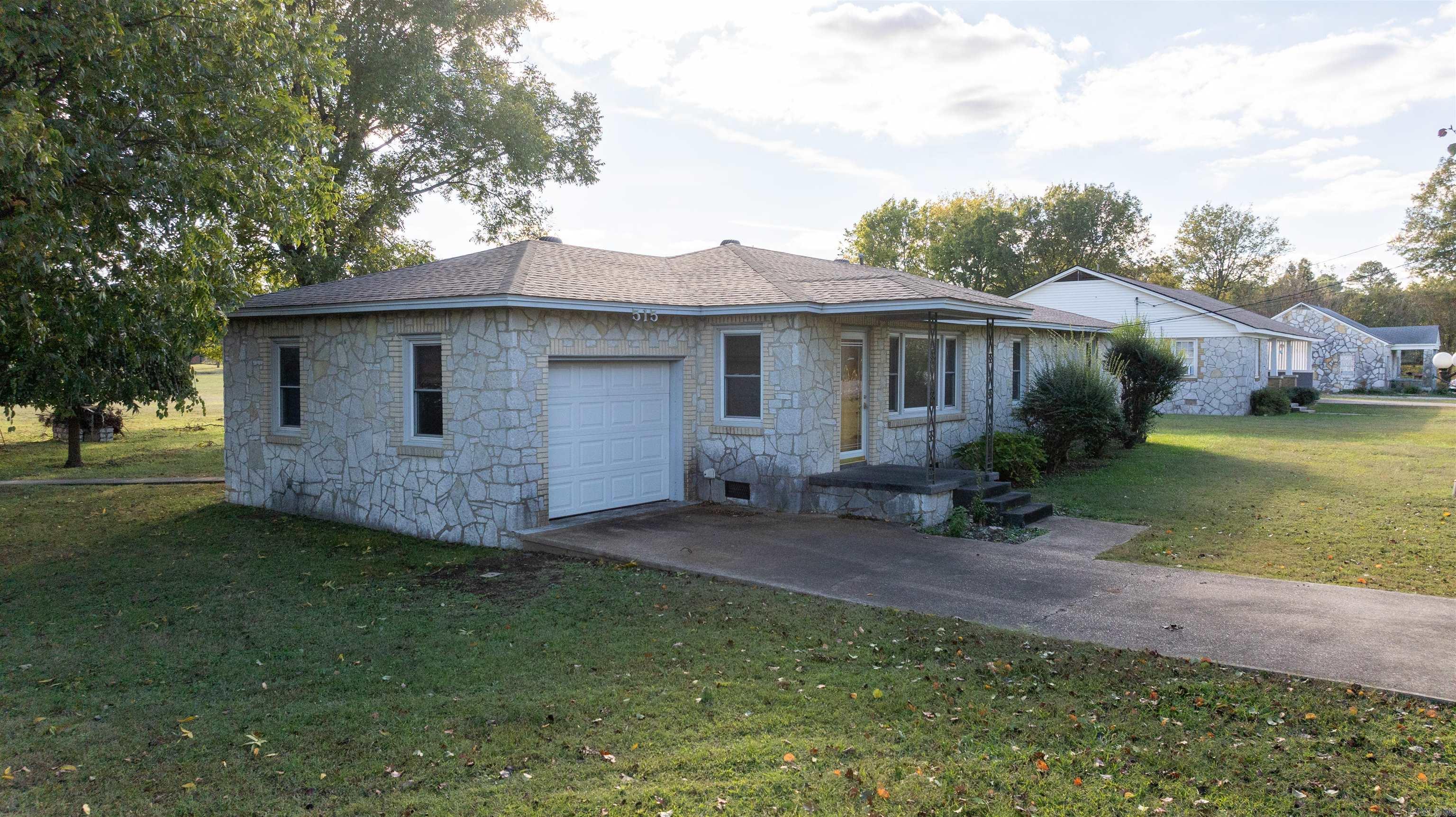 515 E Center  Cave City, AR