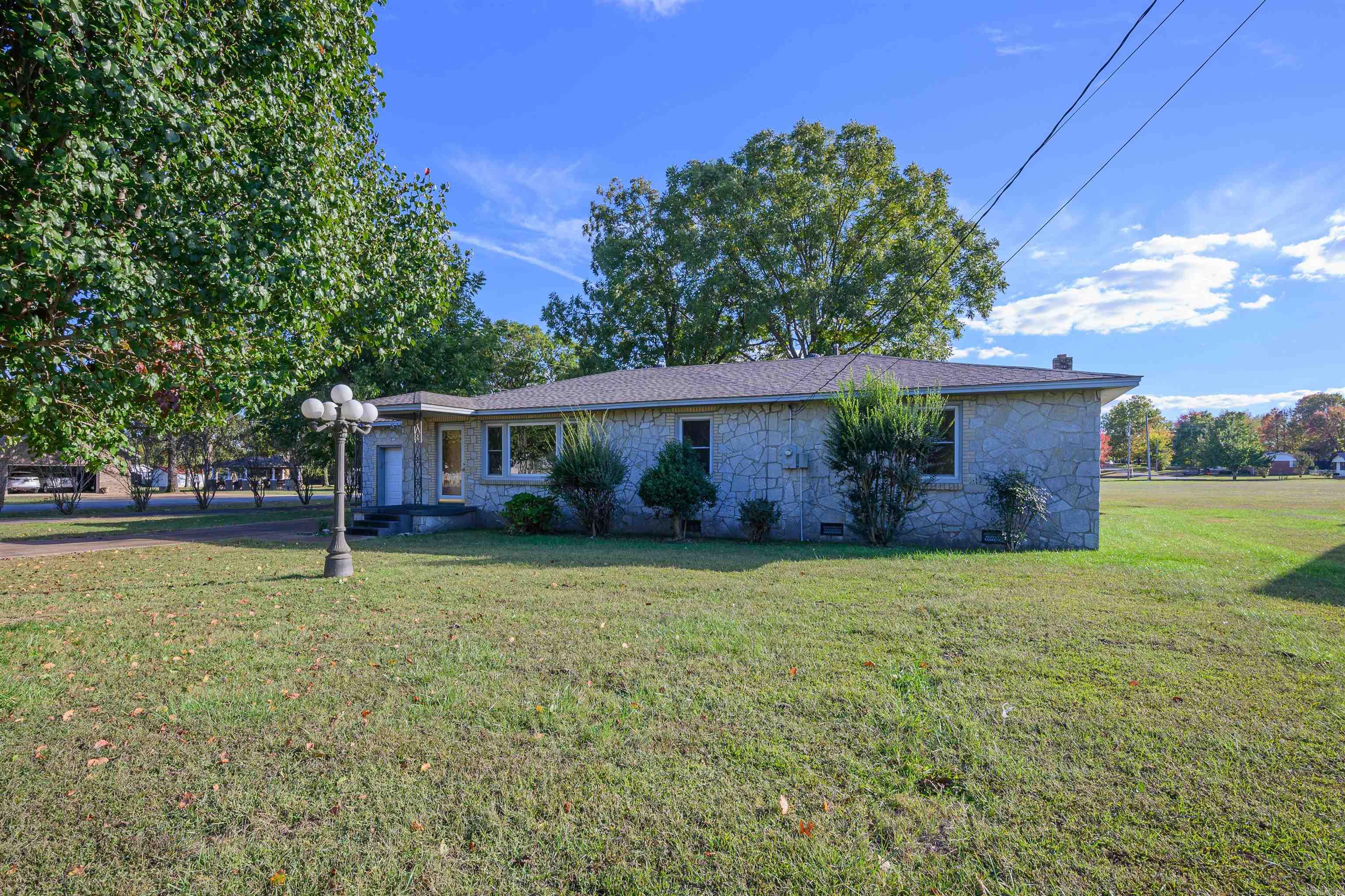 515 E Center  Cave City, AR