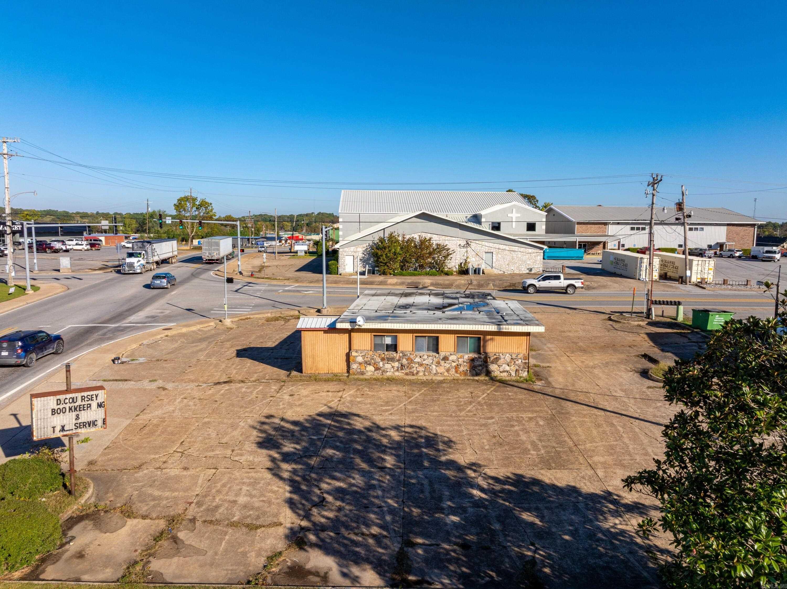 102 S Main  Cave City, AR