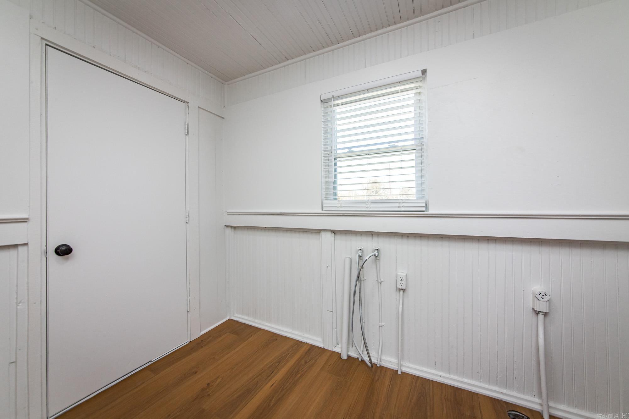 204 SE 3rd  England, AR