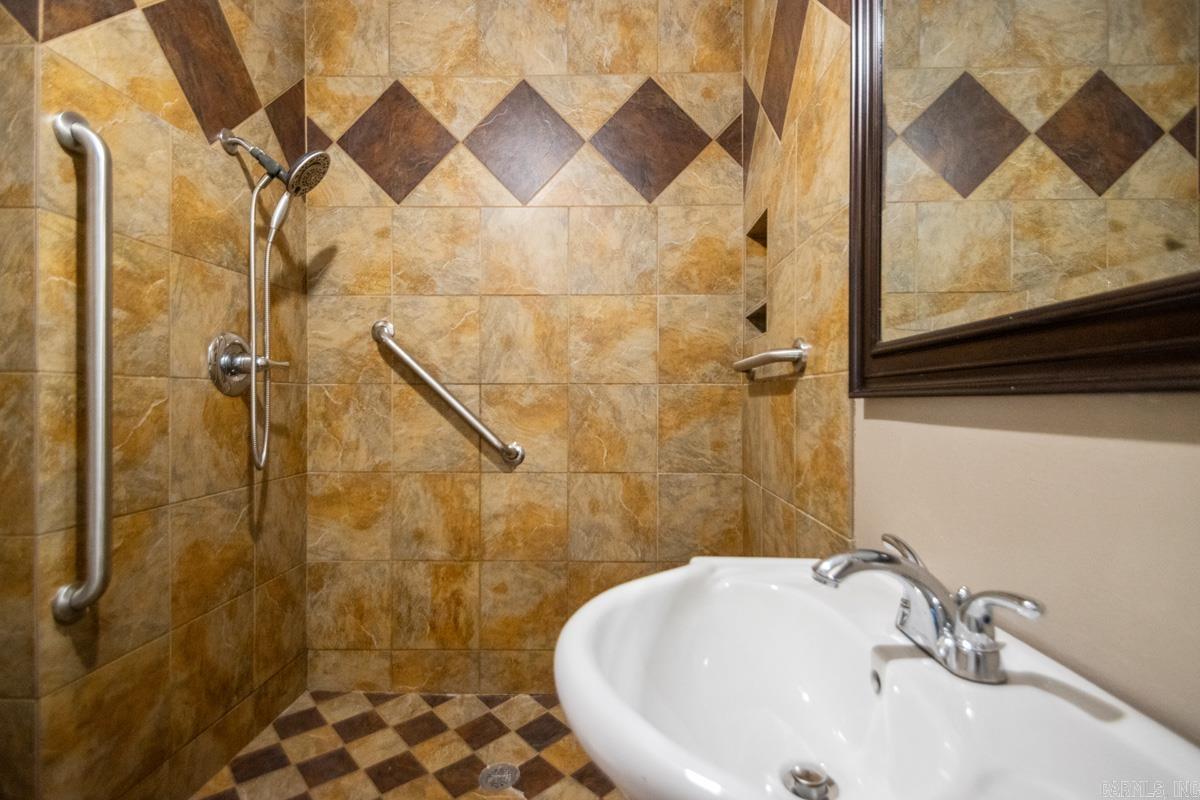 501 W Conway  Benton, AR