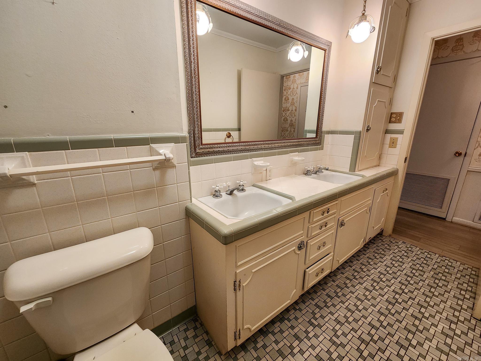 1913 W Oak  El Dorado, AR