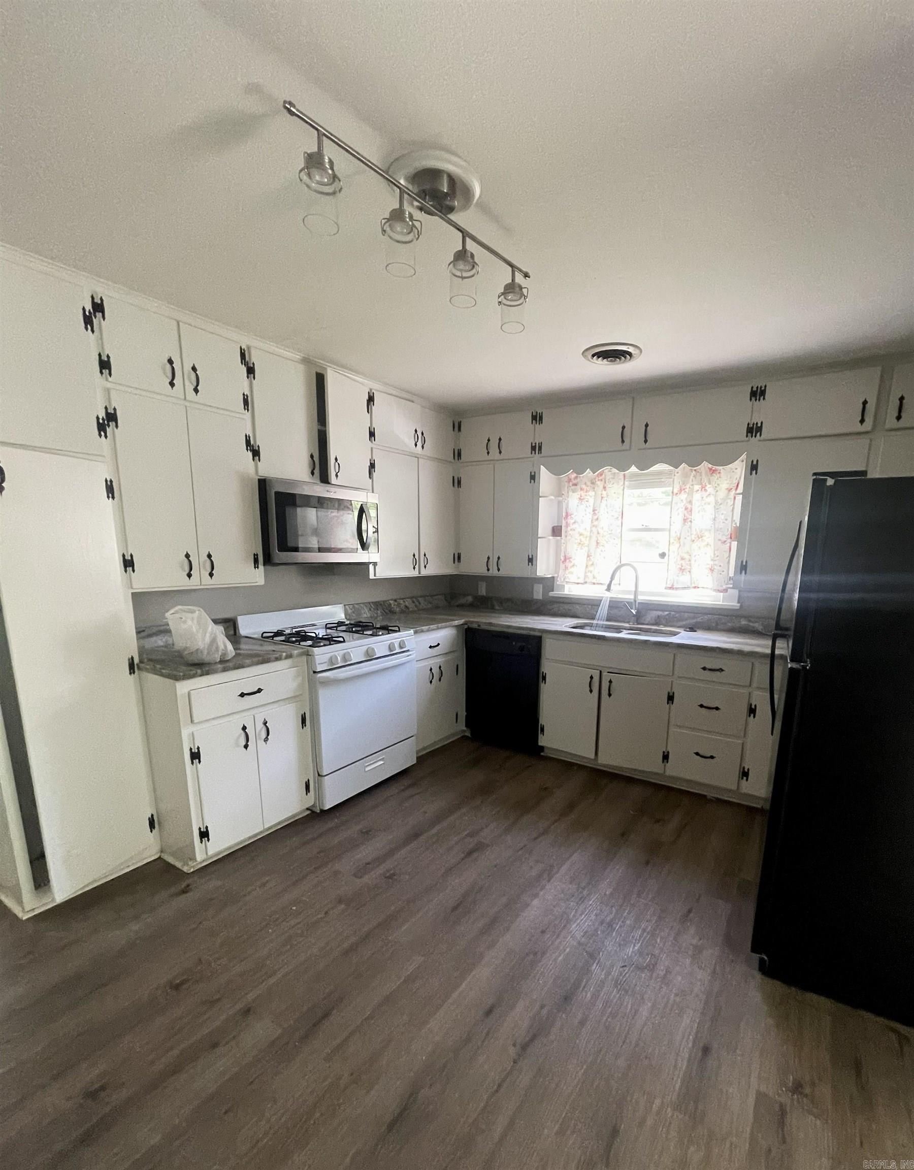 1834 Johnston Conway, AR 72034