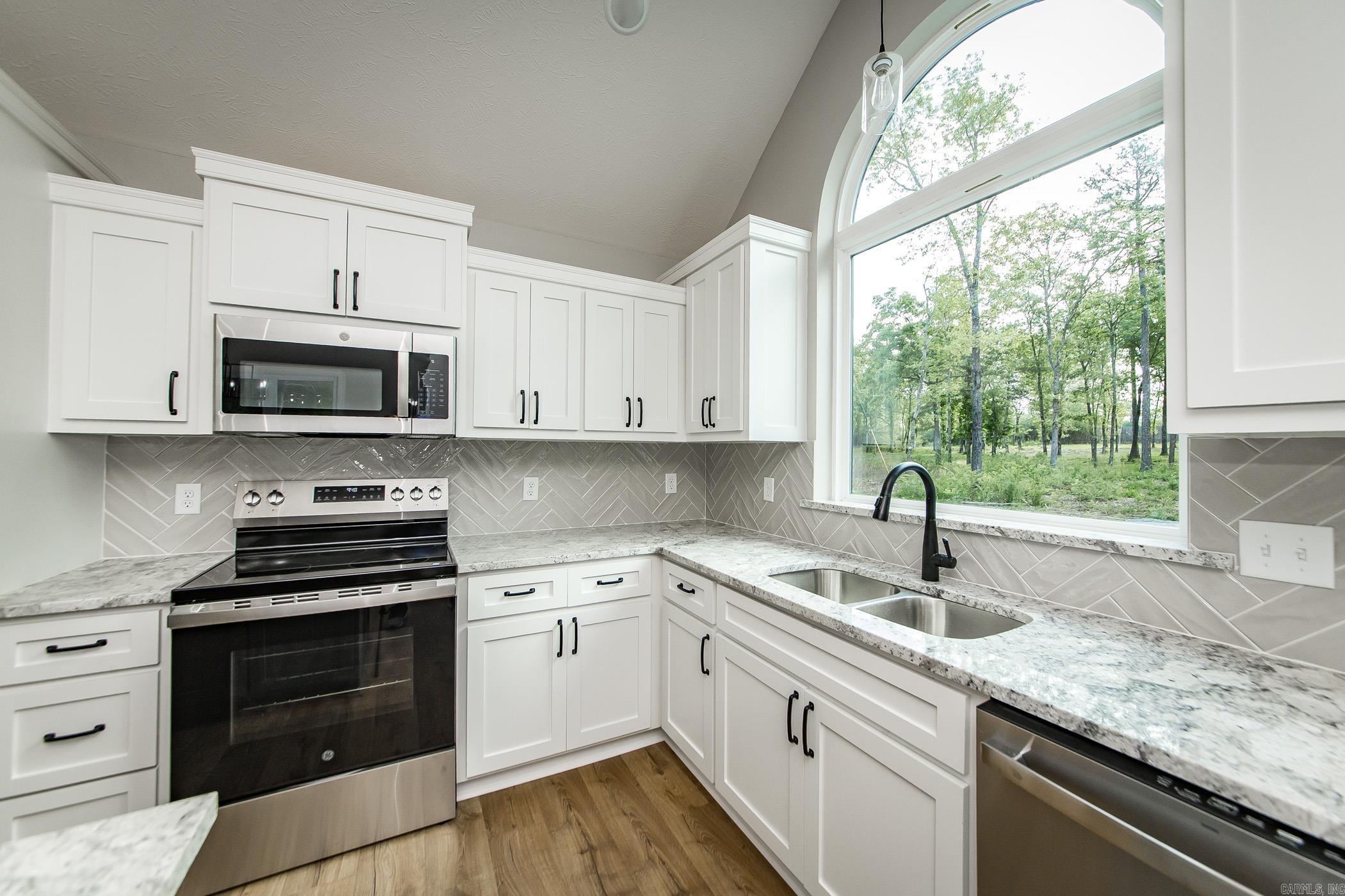 125 Red Fox Greers Ferry, AR 72067