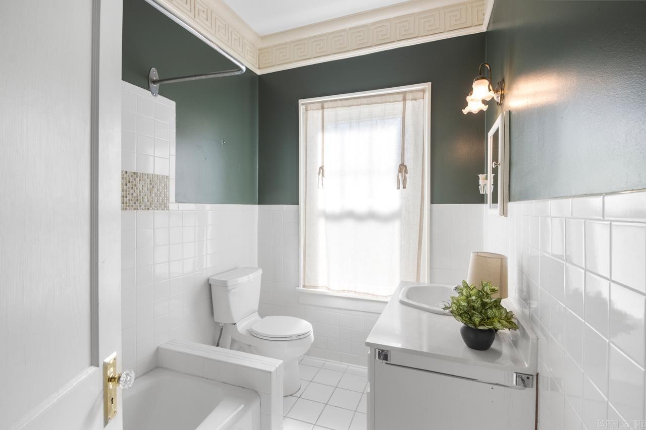 100 Colonial  Little Rock, AR