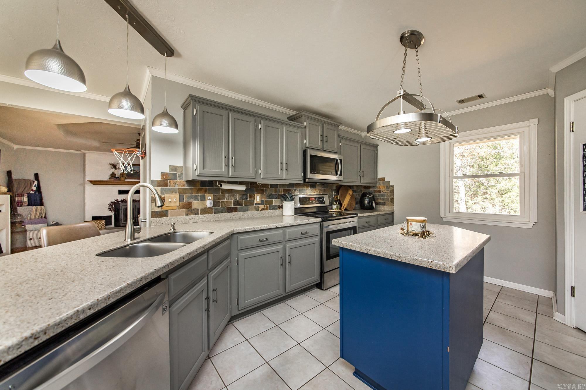 917 Lewisburg  Austin, AR