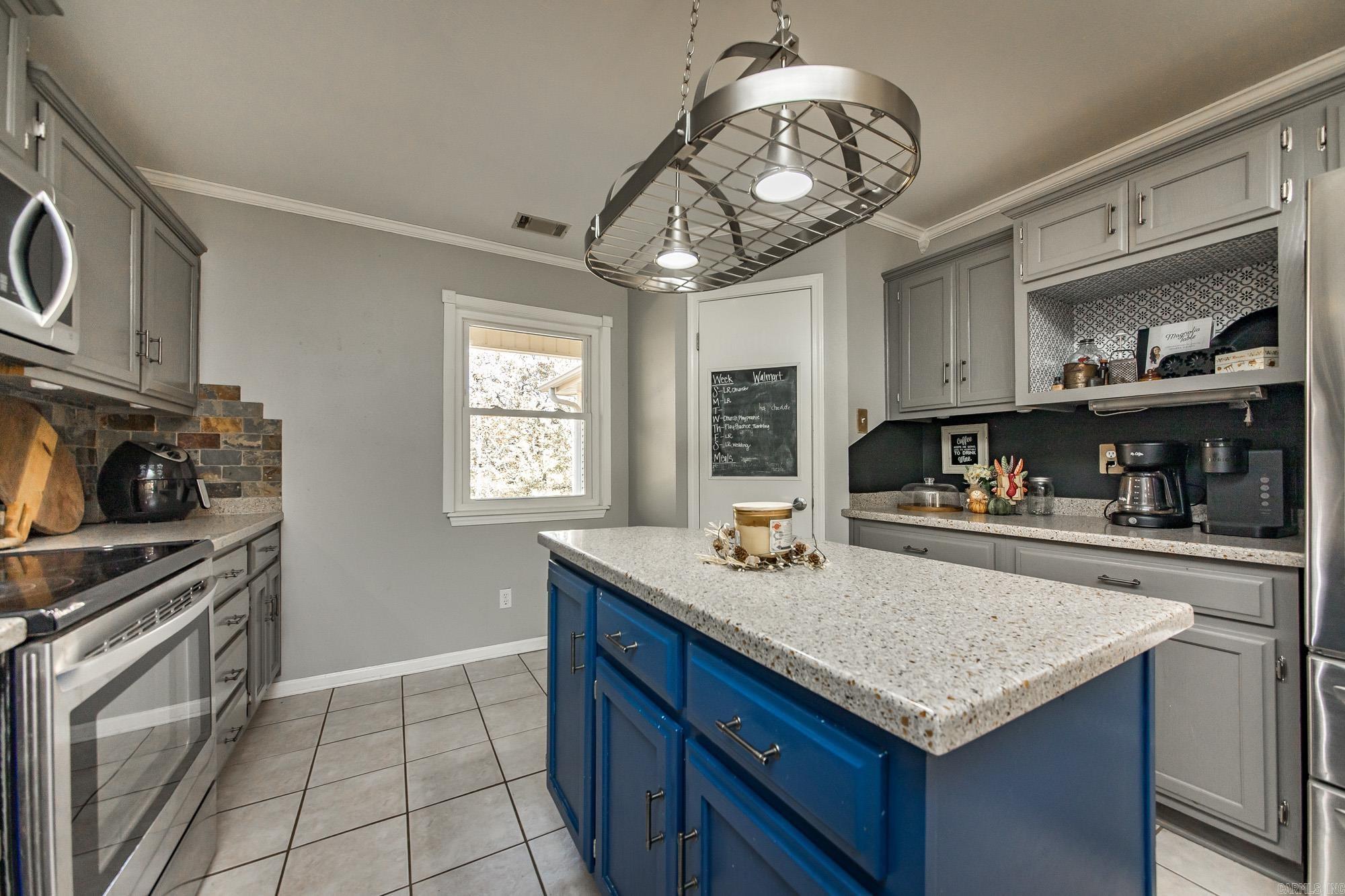 917 Lewisburg  Austin, AR