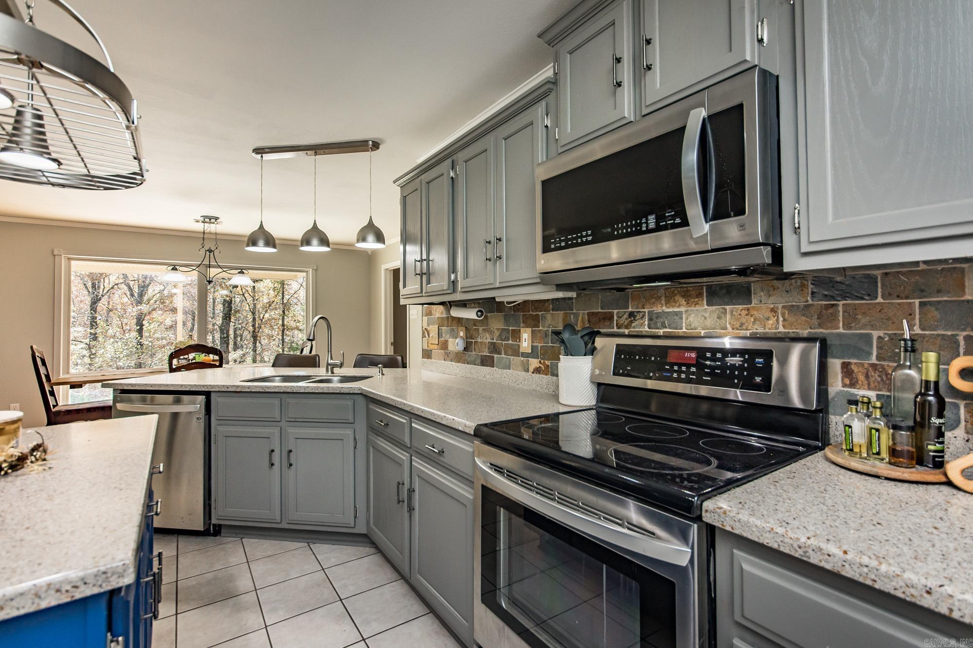 917 Lewisburg  Austin, AR