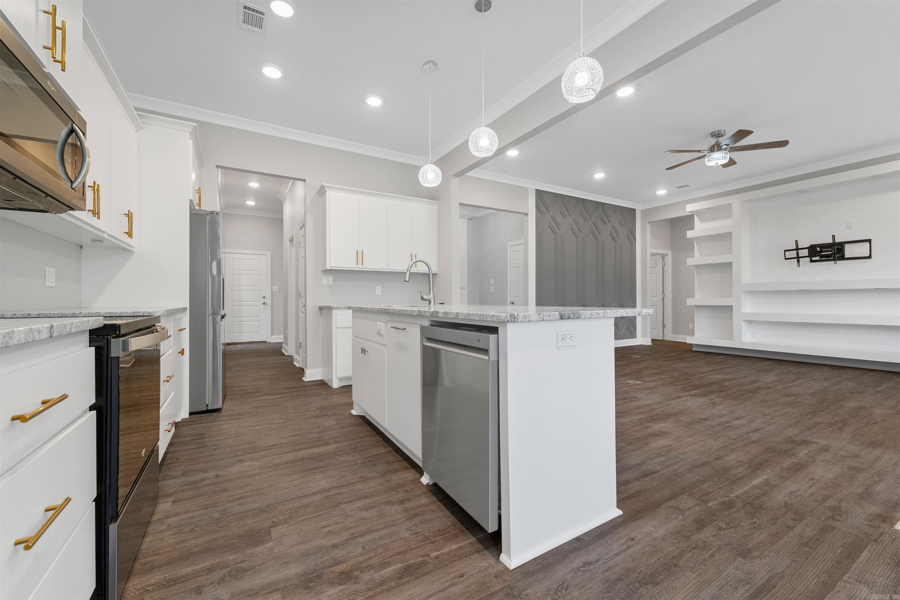 7926 S Shoreline  Benton, AR