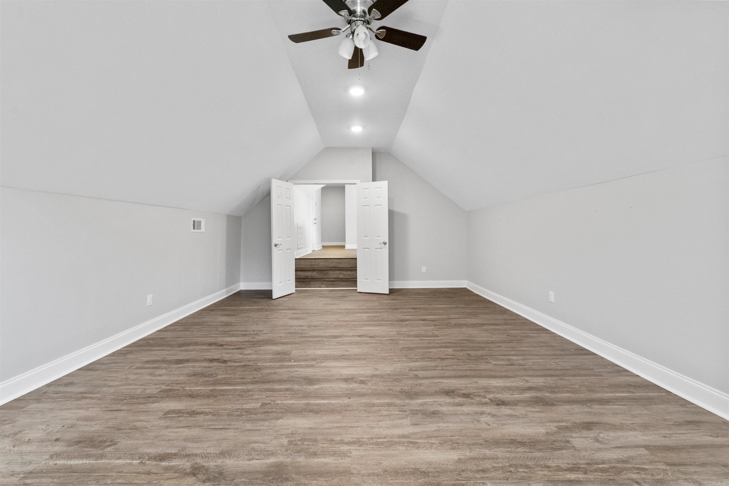 7926 S Shoreline  Benton, AR