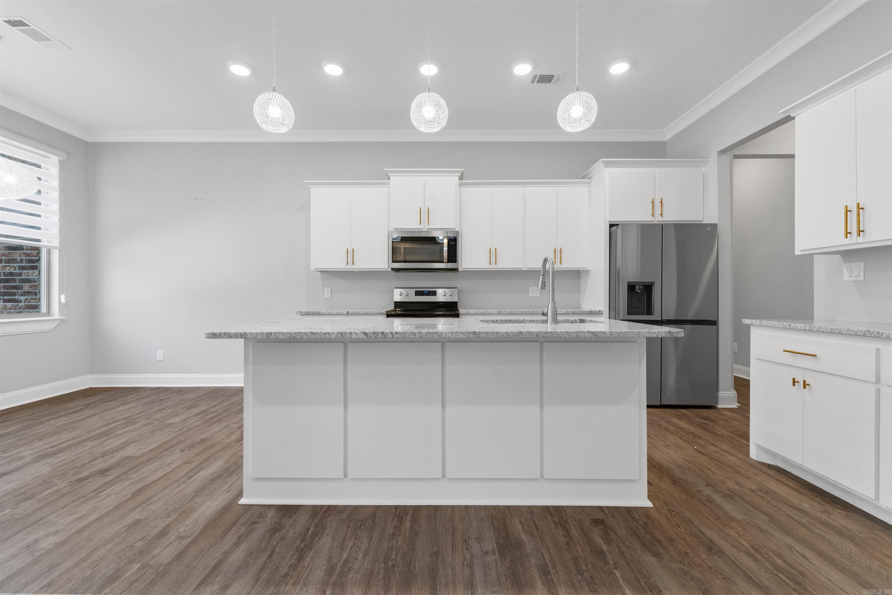 7926 S Shoreline  Benton, AR