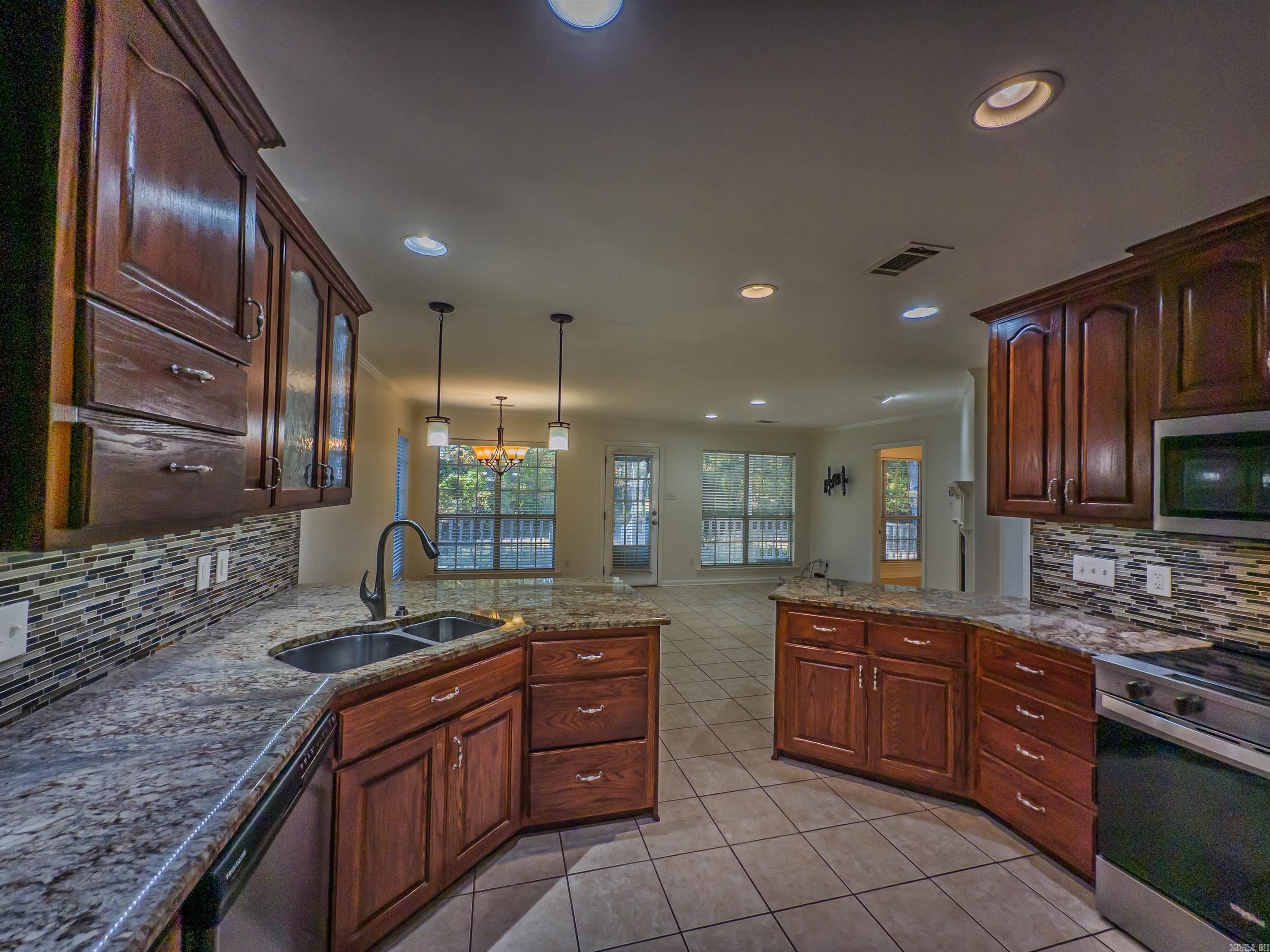 7 Blue Mountain Cv  Maumelle, AR