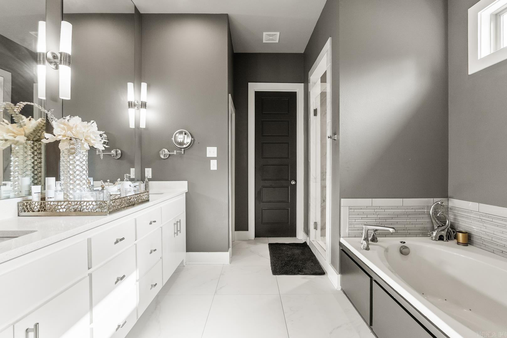 208 Lake Valley  Maumelle, AR