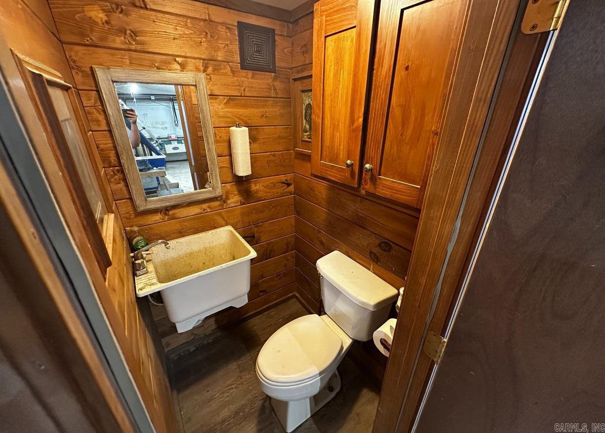 1940 W Main  Mountain View, AR