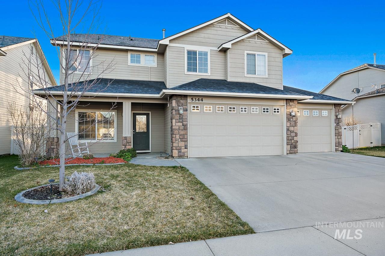 Location! Location! Conveniently located in North Meridian Close to Walmart,Costco,Fred Meyer, and soon to be Winco.Subdivision has walking paths and access to community pools!This well kept home is move in ready.Newly refinished kitchen counters,hardwood floors throughout,gas fireplace.Master bedroom has vaulted ceilings,walk in closet,shower and tub.Home also has a lush backyard with garden boxes. Come check out your next today.