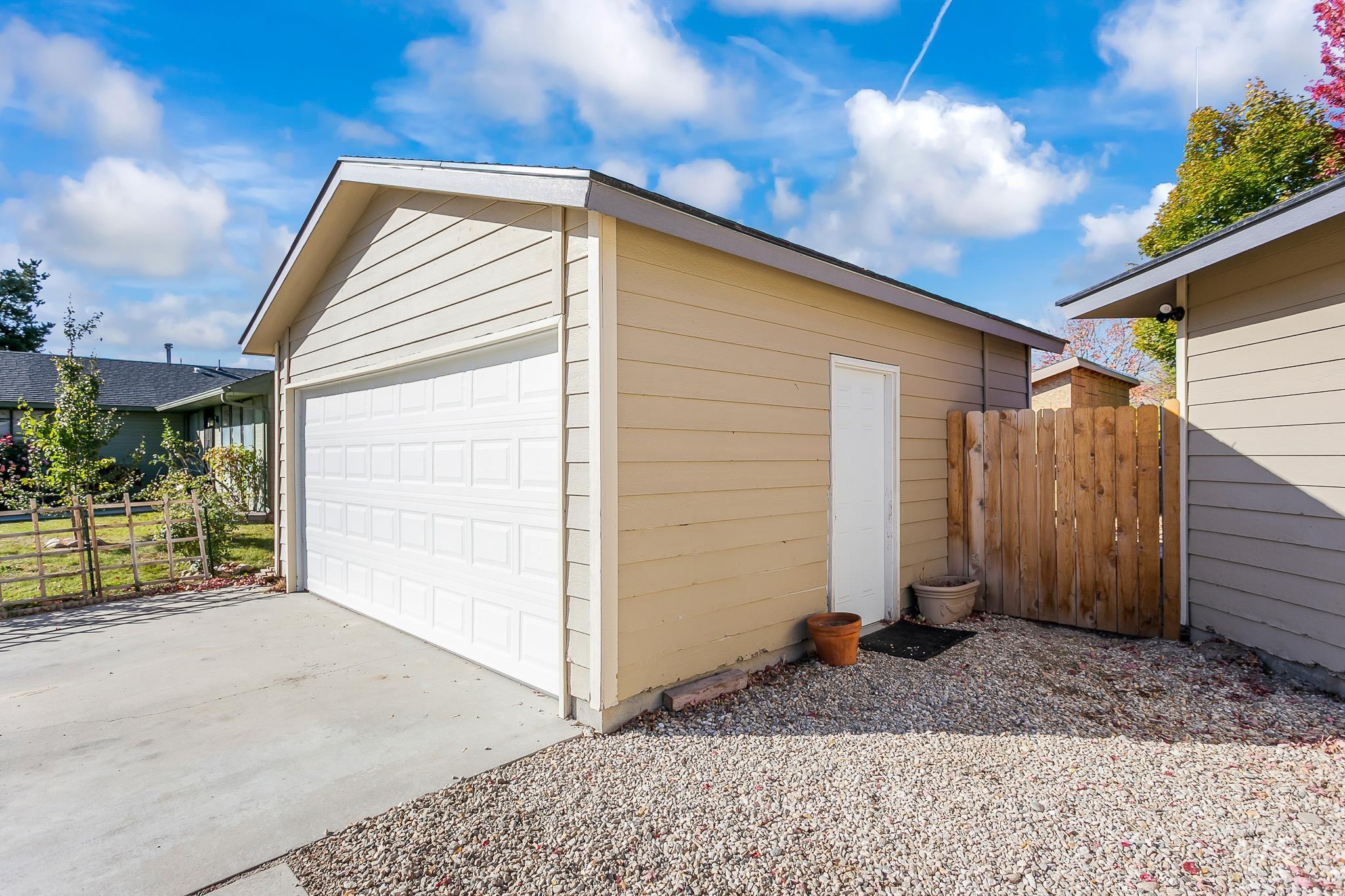 2321 N Kenmere Pl