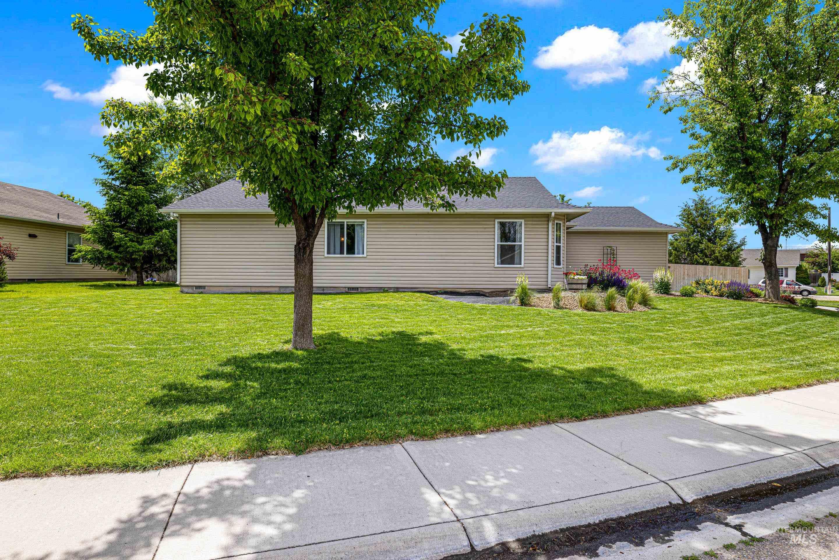3311 Coachman Court, Nampa, Idaho 83687, 3 Bedrooms, 2 Bathrooms, Residential For Sale, Price $365,000,MLS 98847274
