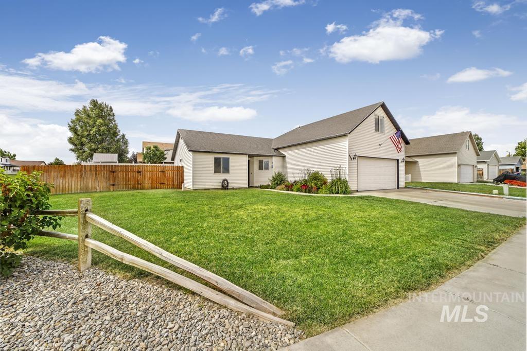 498 Clover Avenue, Twin Falls, Idaho 83301, 3 Bedrooms, 2 Bathrooms, Residential For Sale, Price $355,000, 98848796